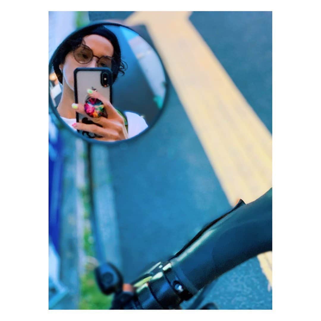 陽月華さんのインスタグラム写真 - (陽月華Instagram)「☆  自転車に鏡つけた。  安全第一。  #bicycle #rearviewmirror  #バックミラー  #ダサいかダサくないかはあなた次第です 。 #私は #いかしてる と思ってるぜ。#いろんな意味で 。  #自転車 #ヘルメット #欲しい #買わねば」5月11日 20時25分 - hizukihana_official