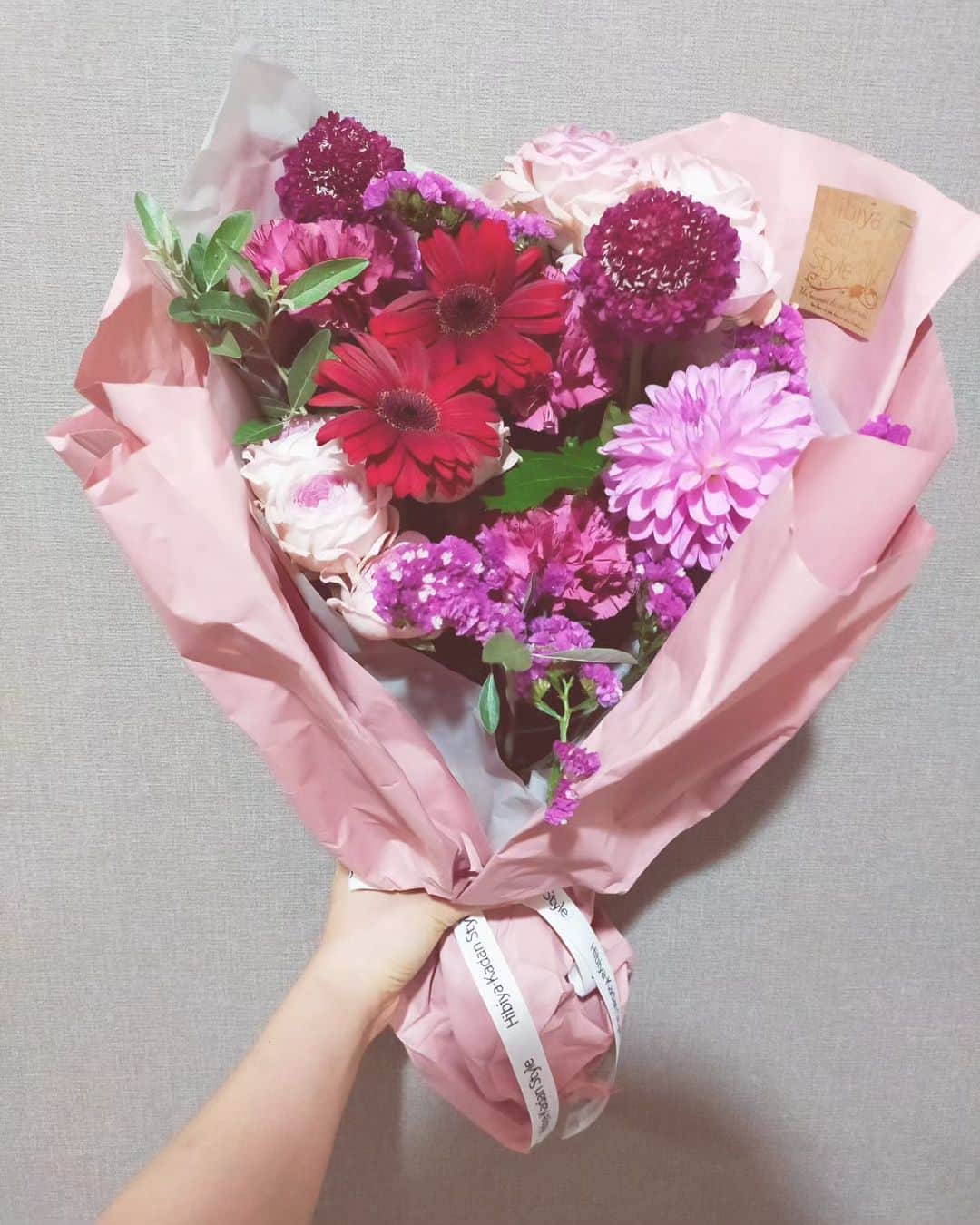 渡辺彩乃のインスタグラム：「素敵なお花ありがとう…✨」