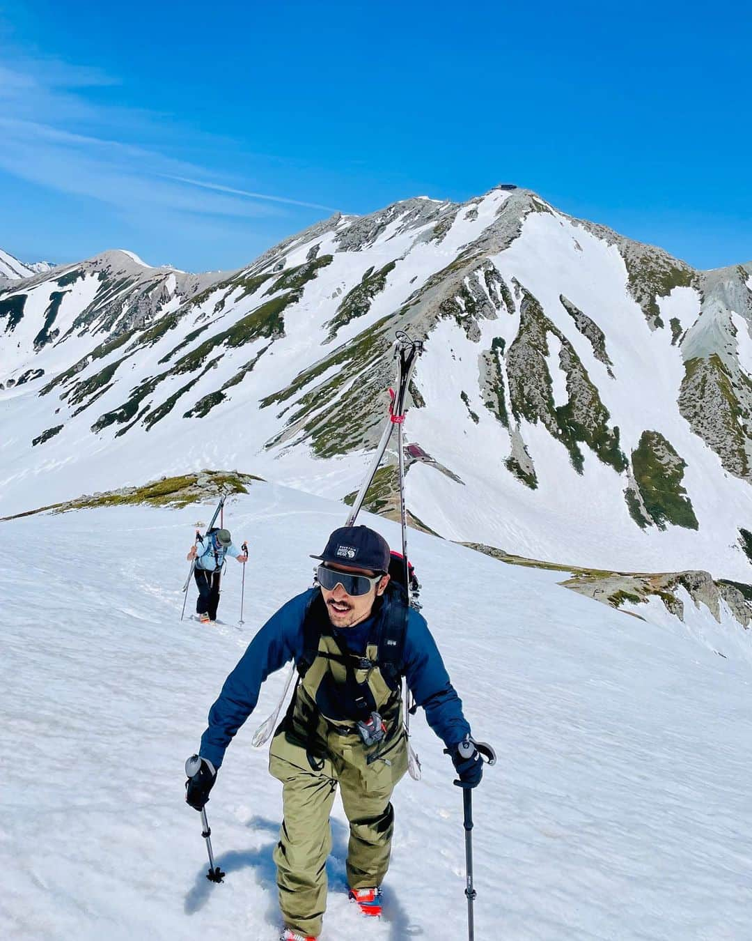 渡部善斗さんのインスタグラム写真 - (渡部善斗Instagram)「山はいい。  山はスゴい。  山は行く度に、我々に色々なことを教えてくれる。  例えば、  例えば。。。  例えばそう、「色々なことを教えてくれる」などと豪語するには、それを表現するに足る知性と語彙力が必要であることを山は今しがた教えてくれたのだ。  @zen_nihon_ikabokyokai 🦑 ありがとうございました！⛷️  #earnyourturns  #滑りたきゃ登る #登ったら滑る   #mountainhardwear  #swanssnowgoggles  #springskiing  #backcountryskiing  #telemarkskiing  #バックカントリー  #春山  #春スキー  #マウンテンハードウェア #全日本イカ帽協会 #立山黒部アルペンルート」5月11日 20時29分 - wtbyst