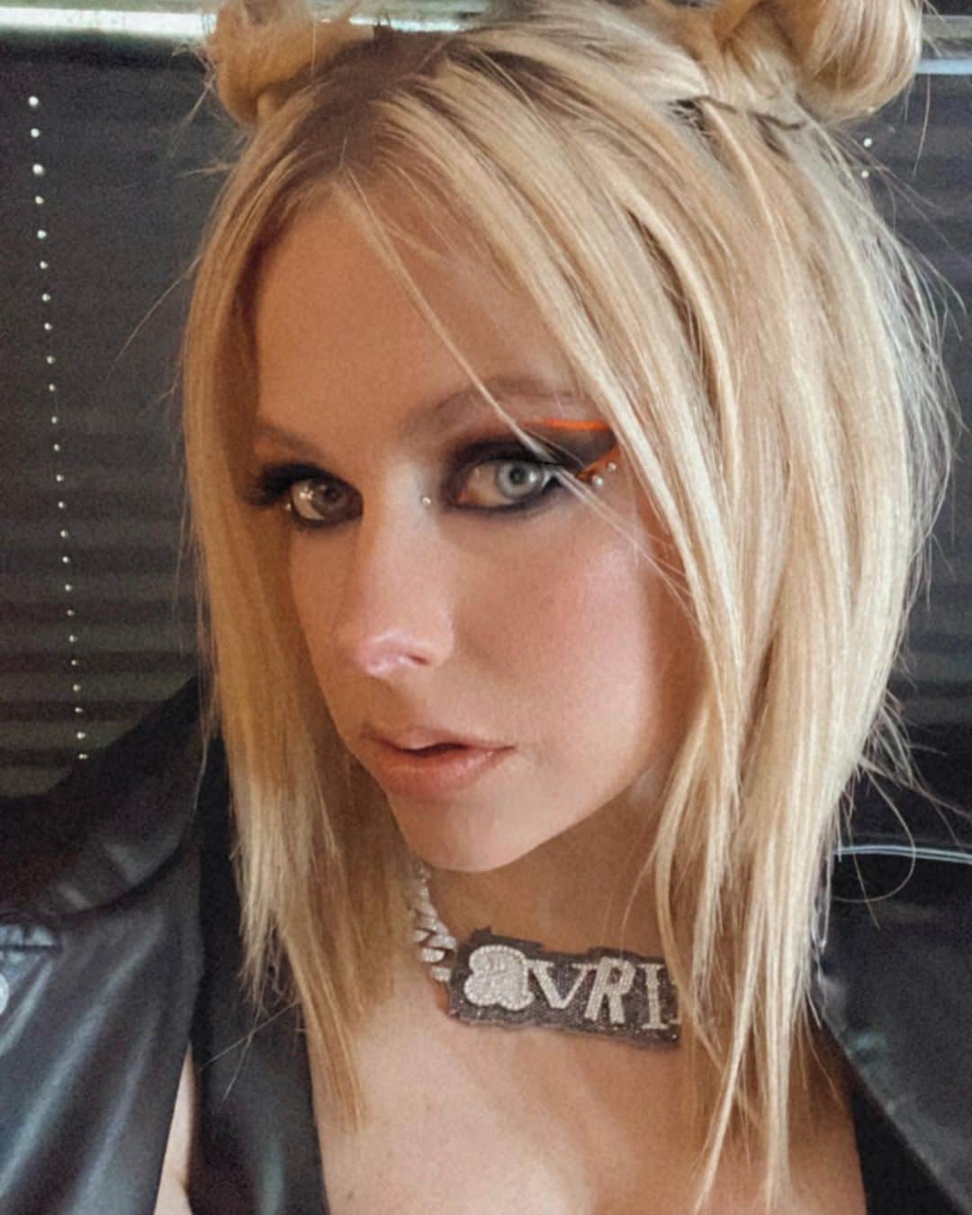 アヴリル・ラヴィーンのインスタグラム：「Lyfe Lately 🖤🧡」