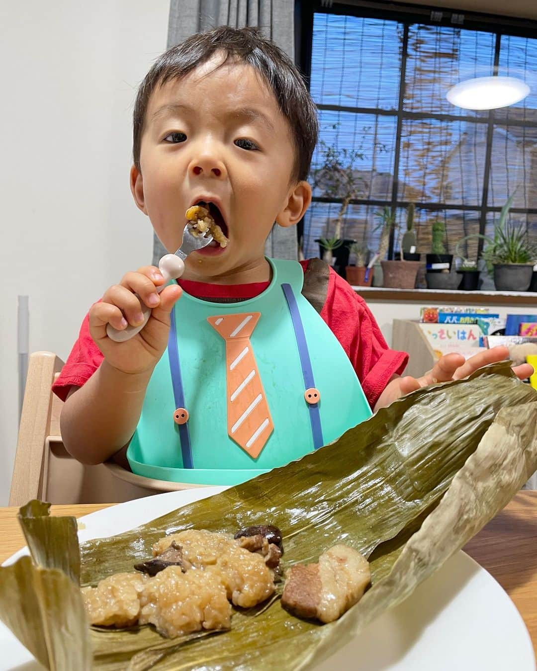 梶剛のインスタグラム：「『中国料理　北京』の中井さんが、息子にちまきを今年もプレゼントしてくれた！  去年はまだ小さくて食べれなかったけど、今年は1人で一個まるまる食べれるまで大きくなりました！  息子の無病息災を願ってくれてるの嬉しいなぁ〜^_^  #香川県 #さぬきまるごと中華ちまき」