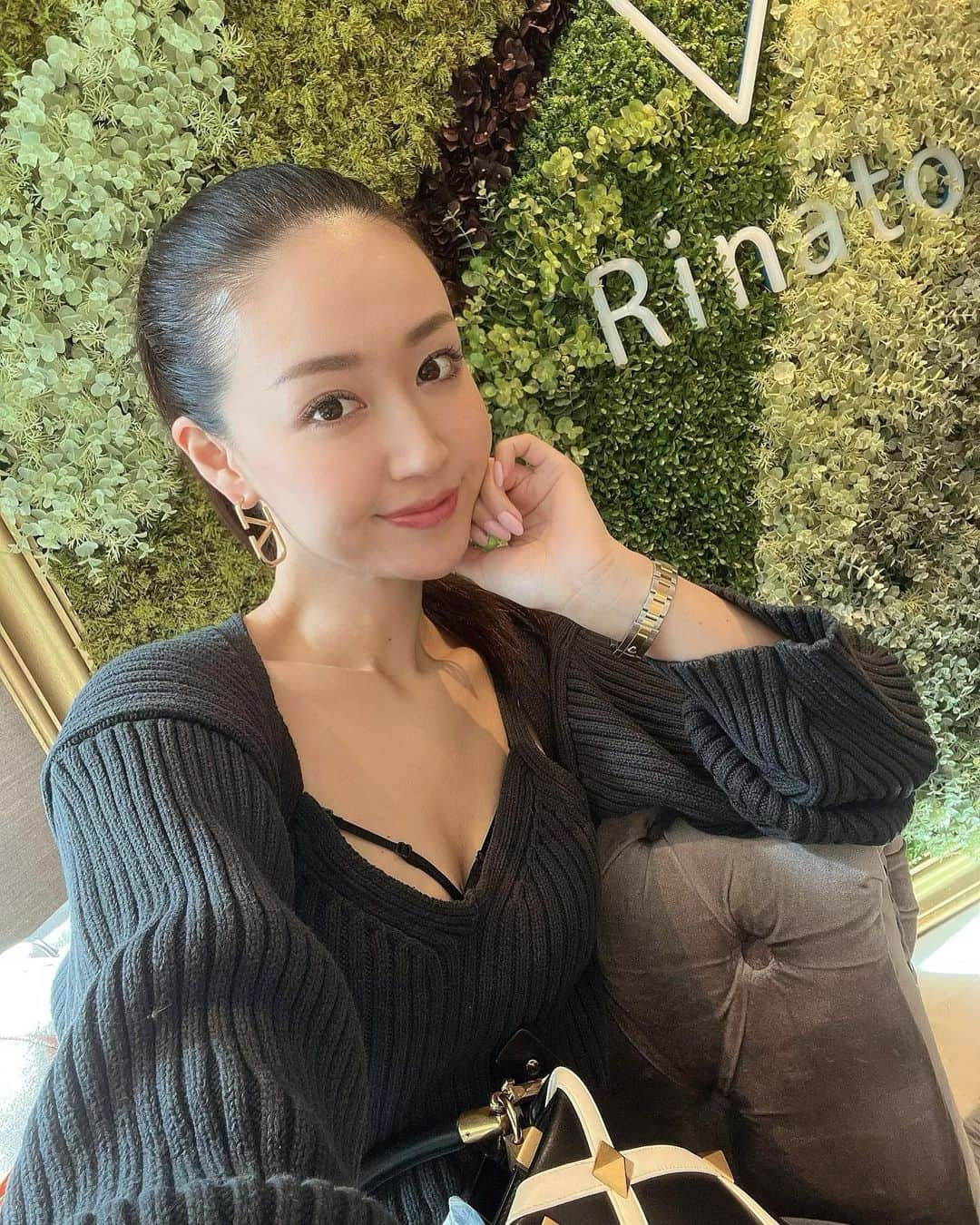 杉田恵李奈のインスタグラム：「@rinato.beauty.clinic  リナートビューティークリニックで白玉点滴を受けて来ました😉💕 年齢重ねると定期的なお手入れが大切なんだなぁと実感。 日焼け対策ももちろんだけど、身体の中から対策して行く事が大事なのです🤔 . . @rinato.beauty.clinic  白玉点滴は、シミや肝斑などの色素沈着に効果的なデトックス作用もあって、お肌の悩みや肝臓機能にも働きかけてくれるよ♡ 私は毎月受けていますが、定期的に受ける事をオススメします♪ . . @rinato.beauty.clinic  私の投稿を見て頂いてご来院頂いた方には当院の施術メニュー10％OFFでご案内可能です🉑 男女問わず施術が受けられるし、新宿駅からも近いから通いやすいのも嬉しい😘 . . #リナートビューティークリニック #PR#白玉点滴#美容#美白#スキンケア #skincare#clinic#医療クリニック」