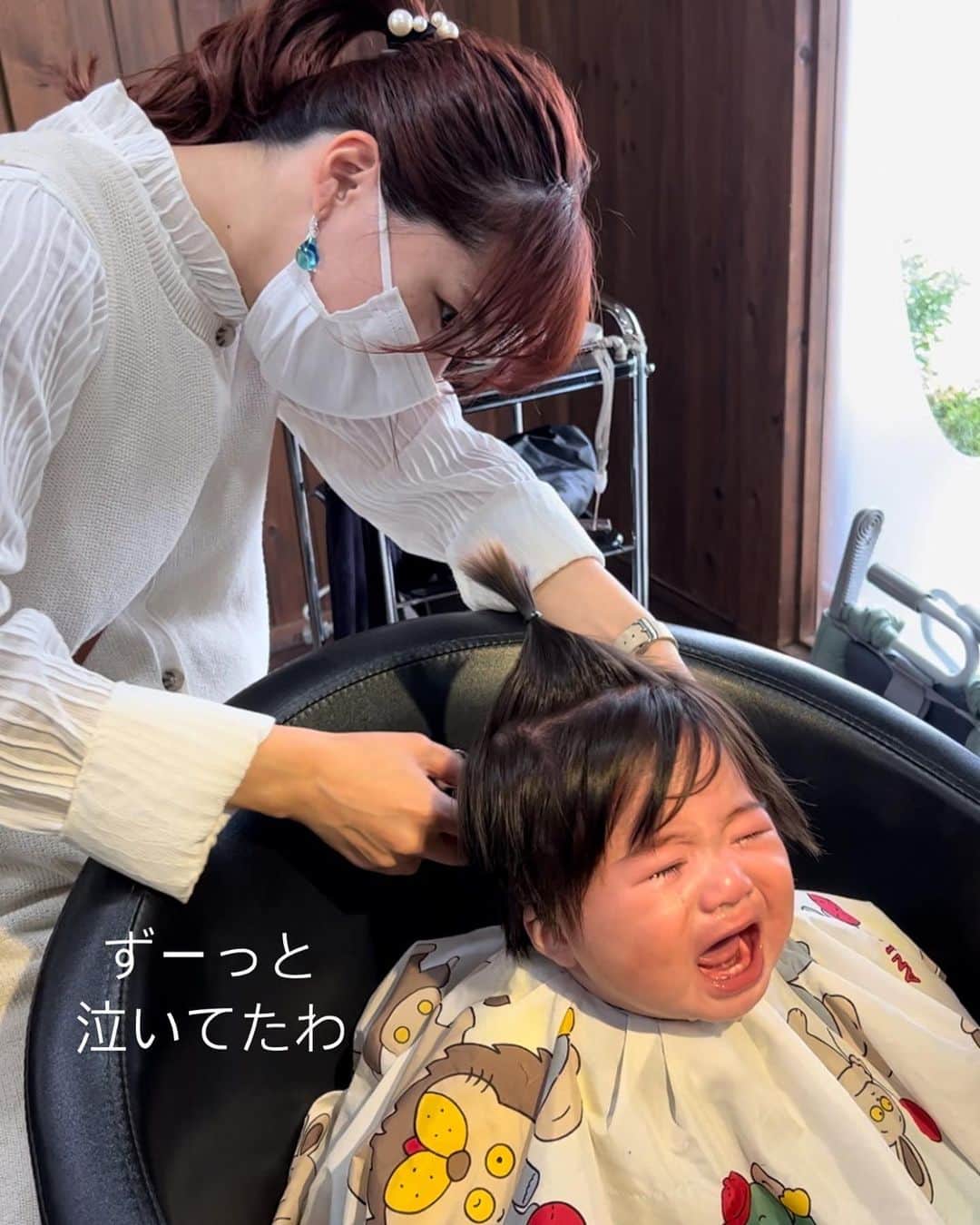 脇田明日香さんのインスタグラム写真 - (脇田明日香Instagram)「きっちゃん断髪式✂️ @wakichi (４月からきっちゃんアカウント分けてます🙏)  生後７ヶ月にして、美容院デビューした記録です👶🏻 (鼻水が史上最強に出た！)  前髪も襟足も長くてボーボーだったので、 小分けに結んでからカット✂️  この、小分けに結ぶ位置がかなり大切なので、 自宅でテキトーに結んで切ると、 後悔する可能性大なので注意です⚠️  ちなみに結ぶ位置ミスると、 え？何この髪型？ やば！こんな所がハゲちゃった！ 刈り上げみたいな長さじゃん！  という感じになります⚠️  ファーストカットは記念という意味でも お気に入りの美容院でするのがオススメです✌🏻💓  子供のカットのコツとか、動画撮って 載せれたらいいなーとか思ってましたが、 今回は想像以上のギャン泣きで無理でしたー🫣🤣   #ファーストカット  #キッズカット男の子  #キッズカット  #ベビーカット」5月11日 20時35分 - asuka_wakita_hasegawa