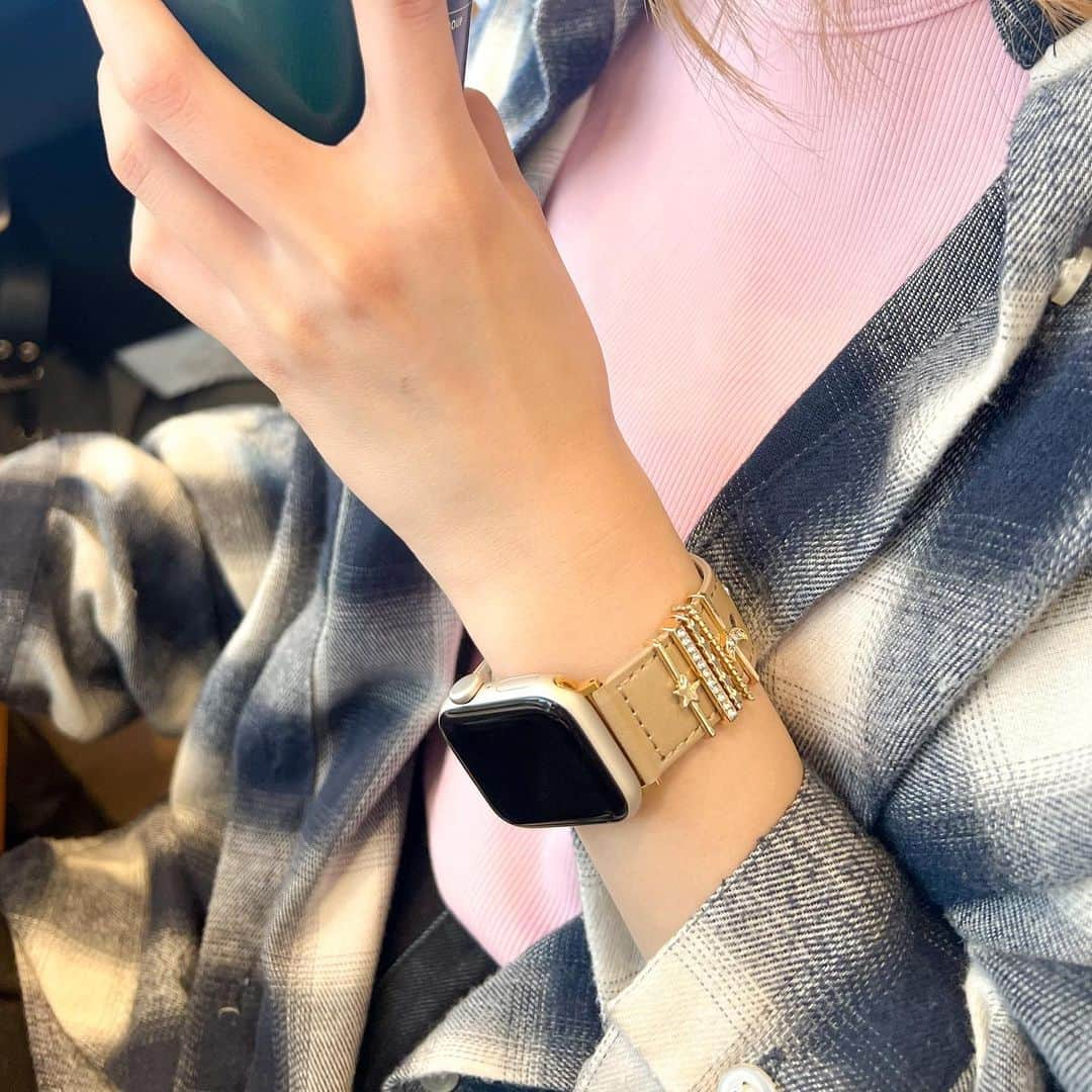 林優菜さんのインスタグラム写真 - (林優菜Instagram)「. Applewatchのベルト🤎 1か月前くらいに新しいの買ったのだ🙌🏻😽 可愛いシンプルでお気に入り❣️ なんといってもベルトチャーム🌟 見つけてこれにする！って即決めしたかわいい星ちゃん🤭 みんなオソロしよ〜🩶 . . . #Applewatch #applewatchバンド #tinytiny #ベルトチャーム」5月11日 20時36分 - yu_na_816