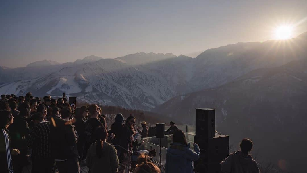 MARIA FUJIOKAのインスタグラム：「I slowly look back on April 🍥  On April 1, I played the @groove_dojo_hakuba in Hakuba! It was spectacular view🏔✨ And everyone had good vibes!👽💜ありがとう〜！！  お疲れ様 @389f_yu 🌼ナイスパーティーすぎました💜」