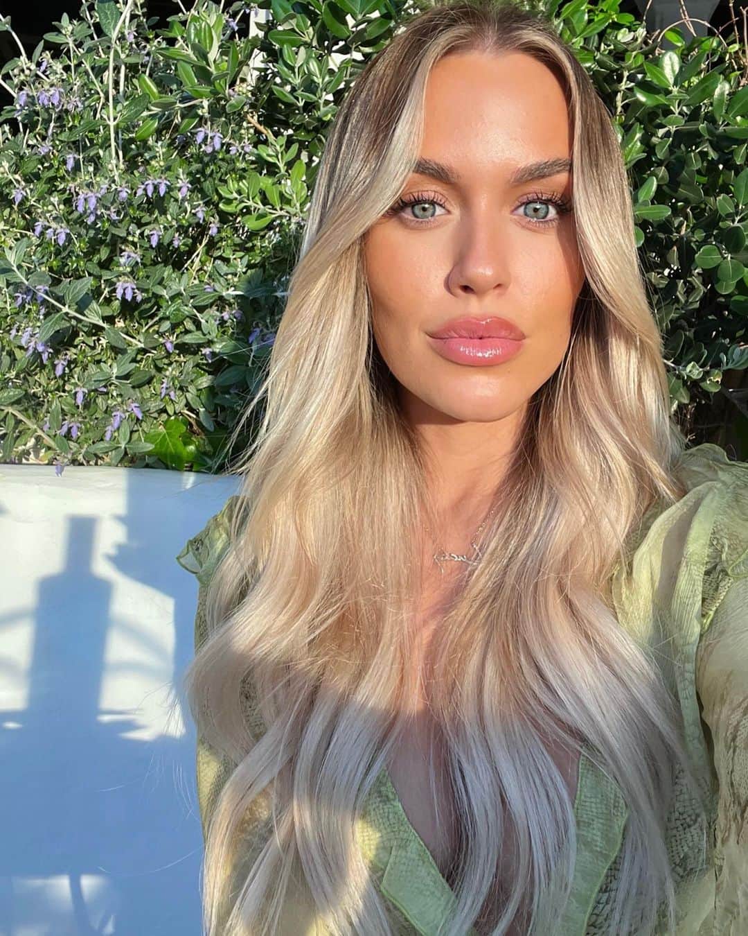 ロッティー・トムリンソンのインスタグラム：「skin ⚡️🍩 no filter just sunlight & the filter facial 🥹 I’ve never seen better results from a facial than from the filter facial at @harley_st_injectables we’ve been focusing on my skin and I’ve never been happier with it. My skin texture is so much better and the glow ❤️ I’ve been using the @skincycles products too and they’ve changed my skin so much 🫶🏼 going to do an updated skin routine. Has anyone else become obsessed with skincare?」