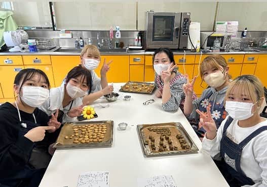 大阪ECO動物海洋専門学校のインスタグラム：「.  💞🧴ペットトリマー&エステティシャン専攻🐕🫧  ドッグカフェ演習🍓🥣  選択授業が開始しました〜！ 初回はワンちゃん用の野菜クッキー作りです🥕🍪  かぼちゃ・ほうれん草・にんじんなど種類も豊富🍀🎶 ワンちゃんも食べられるものでデコレーションしています🪄✨🎀  トリマー専攻の学生の中には、自分でサロンを持ちたいと夢見る学生もいるんです！💭👏🏻 自分のサロンで自分の作ったドッグフードを販売、、なんてこともできますね🥹✨  学生たちは、将来トリマーとしてより活躍できるように授業の中でもいろいろなことに取り組んでいます🧸💕✊🏻  お家でワンちゃんを飼っている方は、愛犬への日頃の感謝を込めて、おかしを作ってあげるのもいいですね〜😋☁️ 是非チャレンジしてみてください🌼🎶  #ドッグカフェ #おかし作り #大阪eco動物海洋専門学校 #大阪eco #動物専門学校 #動物園動物飼育専攻 #動物飼育 #動物園 #水族館 #飼育員 #ドルフィントレーナー #アクアリスト #動物看護師 #トリマー #ドッグトレーナー#動物好きと繋がりたい #犬好きと繋がりたい」