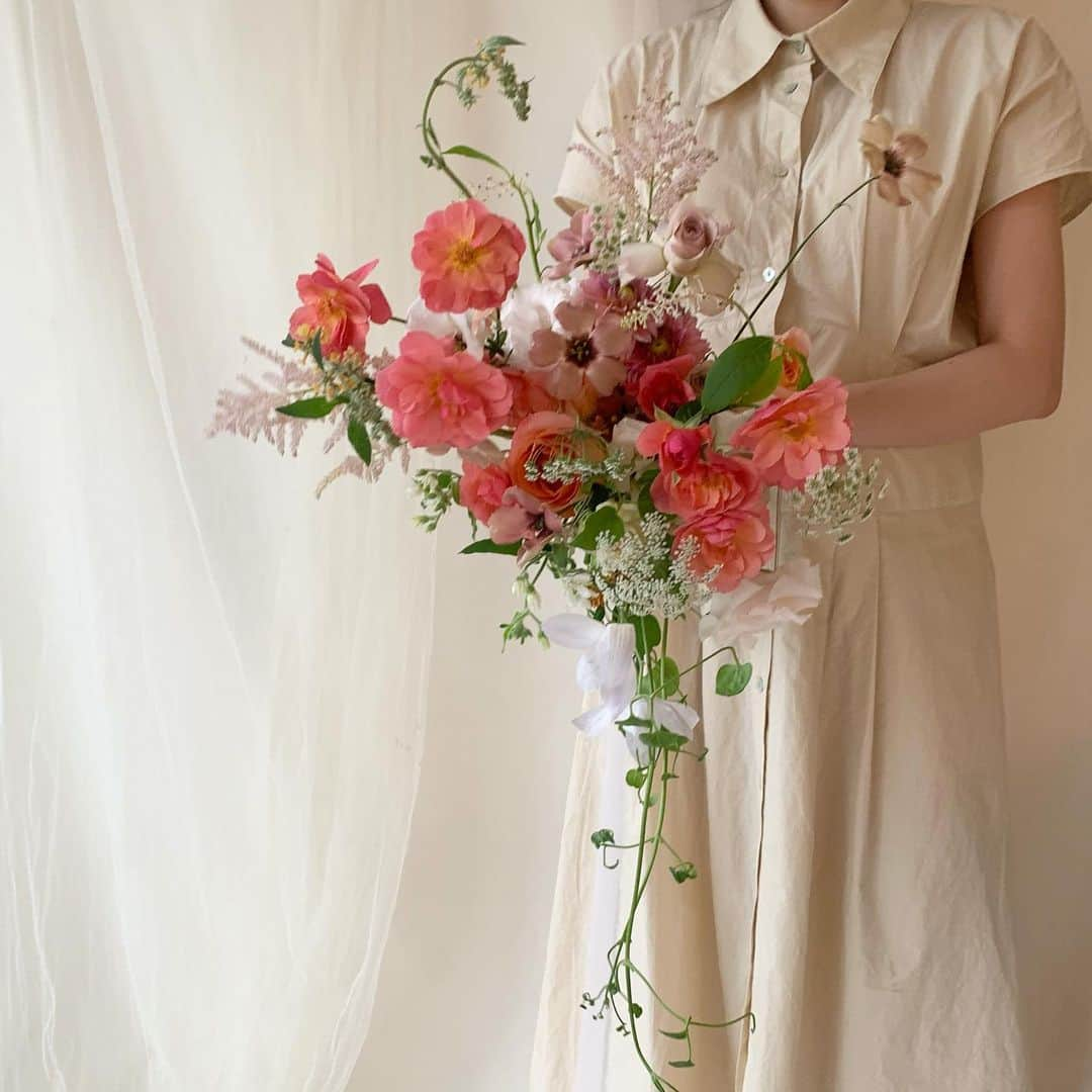 플로리스트 이주연 florist Lee Ju Yeonさんのインスタグラム写真 - (플로리스트 이주연 florist Lee Ju YeonInstagram)「. . Natural Bouquet 🤍 @vanessflower_bouquet  . #웨딩부케 #부케 #부케추천 #야웨웨딩 #촬영부케 #촬영용부케 #바네스부케 .  바네스플라워 VANESS FLOWER . Katalk ID vaness52 E-mail vanessflower@naver.com . Paypal payment possible . 서울시 중구 청파로464 브라운스톤서울 101동2806호 📞02-545-6813」5月11日 20時42分 - vanessflower