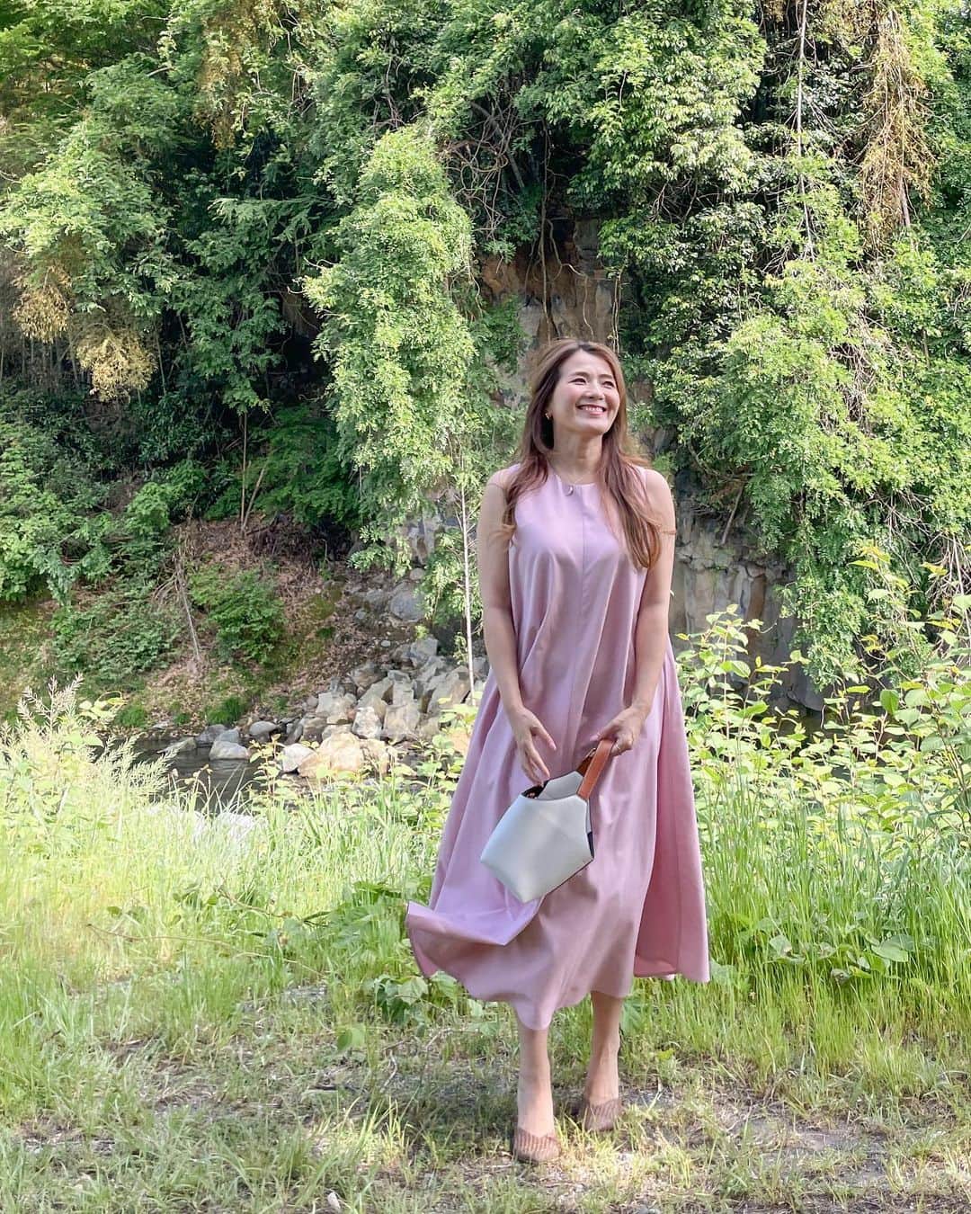 misatoのインスタグラム：「. 𝑃𝑖𝑛𝑘 𝑚𝑜𝑜𝑑🩷🎟️🩰🪸 ⁡ ⁡ 8月に大好きな“𝐵𝑎𝑟𝑏𝑖𝑒”の映画が公開と聞いて しばらく眠っていた𝑃𝐼𝑁𝐾熱が再燃❤️‍🔥 ⁡ ⁡ 𝑃𝐼𝑁𝐾が着たくて仕方ない🤣🩷 ⁡ ⁡ ⁡ 思えば𝑃𝐼𝑁𝐾のお洋服って意外と持っていないなぁ… ⁡ なんて考えてたんだけど 予約してたわ🦦 ⁡ ワンピースと靴🫨🩷🩷🩷 ⁡ どちらも @birthdaybashshop  もうすぐ届くかな📦💕 ⁡ 今回のこのワンピースもbirthdaybashだよ♡ ⁡ ⁡ ⁡ ⁡ ⁡ バレッタは神崎さんがインスタライブで紹介した時に 急いで楽天で探してポチっとした ワンちゃんのもの🐶 ⁡ ⁡ 寒い時期は服装的に出番がなかったけど 服装が軽くなるこれからの時期にピッタリ♡ ⁡ ⁡ 私の毛量では表面しか留まってくれないけど(笑) 可愛いからいっぱい使おうーっと🧚‍♀️ ⁡ ⁡ ⁡ ⁡ #ママコーデ#ママファッション #アラフォー #アラフォーコーデ #アラフォーママ #カラフルコーデ#koreanfashion #오오티디#ヘアカラー #グラフィックデザイナー#高身長女子#高身長コーデ#パーソナルカラー」