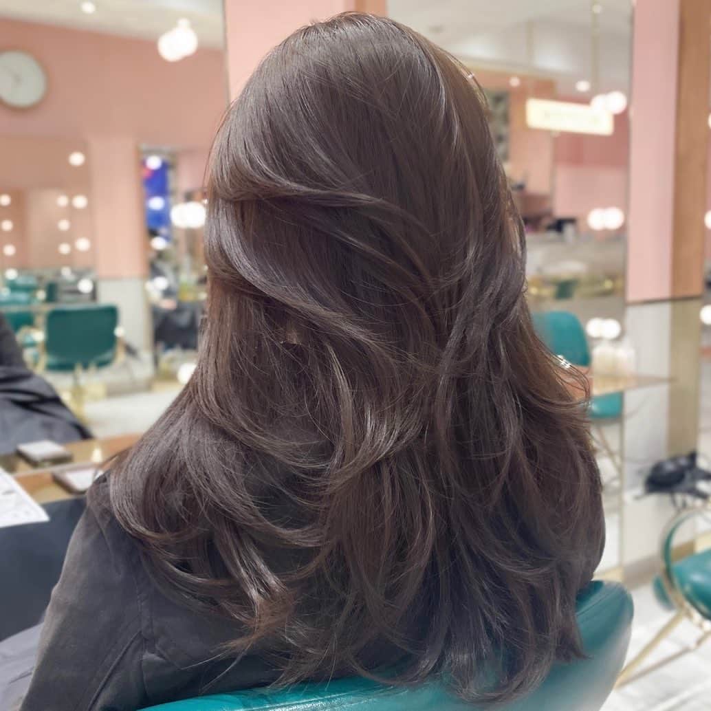 原涼香のインスタグラム：「大人気カラー!! 𝙣𝙪𝙙𝙚 𝙗𝙧𝙤𝙬𝙣 🤍 赤味のない透明感カラーに ワンカールで可愛くなるレイヤーカット✔︎ ㅤㅤㅤㅤㅤㅤㅤㅤㅤㅤㅤㅤㅤㅤㅤㅤㅤㅤㅤㅤㅤㅤㅤㅤㅤㅤㅤㅤㅤㅤㅤㅤㅤㅤㅤㅤㅤㅤㅤ menu... ● カット ● プレミアムケアカラー ● バイカルテトリートメント ㅤㅤㅤㅤㅤㅤㅤㅤㅤㅤㅤㅤㅤ 是非お任せください♡ ㅤㅤㅤㅤㅤㅤㅤㅤㅤㅤㅤㅤㅤㅤㅤㅤㅤㅤㅤㅤㅤㅤㅤㅤㅤㅤㅤㅤㅤㅤㅤㅤㅤㅤㅤㅤㅤㅤㅤㅤㅤㅤㅤㅤㅤㅤㅤㅤㅤㅤㅤㅤ ㅤㅤㅤㅤㅤㅤㅤㅤㅤㅤㅤㅤㅤ  ㅤㅤㅤㅤㅤㅤㅤㅤㅤㅤㅤㅤㅤ ㅤㅤㅤㅤㅤㅤㅤㅤㅤㅤㅤㅤㅤ  ㅤㅤㅤㅤㅤㅤㅤㅤㅤㅤㅤㅤㅤ #SHIMA#韓国ヘア#韓国スタイル#海外ヘア#ハイトーン#ブリーチカラー#ブリーチなしカラー#グレージュ#ベージュ#オリーブグレージュ#オリーブカラー#ラベンダーグレージュ#ラベンダーカラー#透明感カラー#銀座美容室#銀座美容院#ワンホンヘア#ワンホン#暗髪#시스루뱅#레이어컷#레이어드컷」