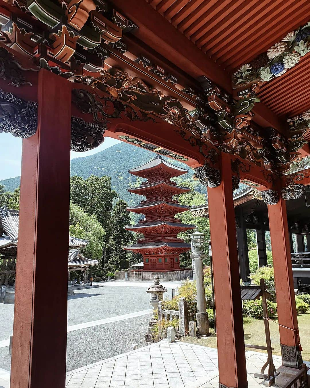 小谷津友里さんのインスタグラム写真 - (小谷津友里Instagram)「身延山の山頂から！富士山とみのぶだんご🍡🗻 身延山は標高1153m ロープウェイで山頂まで行ってきた！ いい景色だ～～☺️✨️  みのぶだんご 別名 串切りだんごは 串の端をはさみで切って渡されるよ👀 くし（苦死）を切って幸運を願うという意味が込められてるんだって💡 味は３種類あるんだけど からだを綺麗にする竹炭を使った竹炭だんごを食べた😊💗 おだんごにつけた秘伝のくるみ味噌も絶品！ 美味しかった😚  ここ、アニメの「ゆるキャン△」の聖地で 観たことなかったんだけど 帰って観たらハマっちゃって😍 最近の鼻歌はもっぱらゆるキャン△のテーマソング　😌🎧️🎶 笑  #身延山 #身延山ロープウェイ #みのぶだんご #くし切りだんご  #おだんご #山梨 #山梨旅 #山梨観光 #身延 #身延観光 #国内旅行 #trip #山梨グルメ #竹炭だんご #ゆるキャン #ゆるキャン聖地 #ゆるキャン聖地巡礼 #開運 #富士山 #世界遺産 #身延山ロープウェイ #山頂 #アニメ #聖地巡礼 #ロープウェイ #絶景」5月11日 20時44分 - yurikoyatsu