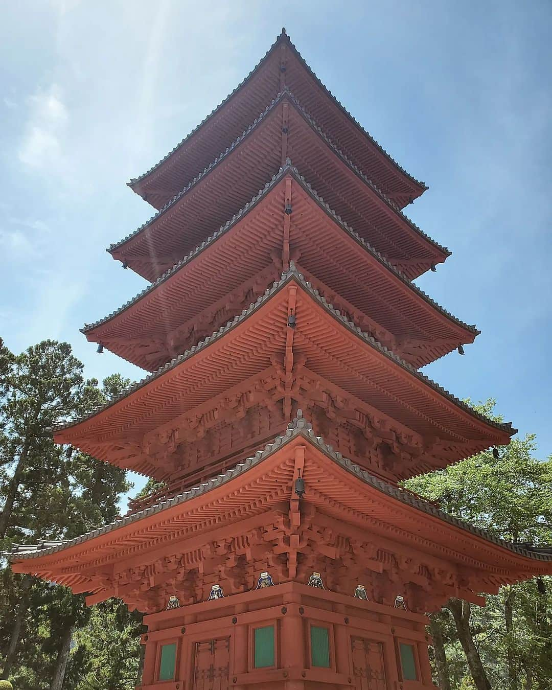 小谷津友里さんのインスタグラム写真 - (小谷津友里Instagram)「身延山の山頂から！富士山とみのぶだんご🍡🗻 身延山は標高1153m ロープウェイで山頂まで行ってきた！ いい景色だ～～☺️✨️  みのぶだんご 別名 串切りだんごは 串の端をはさみで切って渡されるよ👀 くし（苦死）を切って幸運を願うという意味が込められてるんだって💡 味は３種類あるんだけど からだを綺麗にする竹炭を使った竹炭だんごを食べた😊💗 おだんごにつけた秘伝のくるみ味噌も絶品！ 美味しかった😚  ここ、アニメの「ゆるキャン△」の聖地で 観たことなかったんだけど 帰って観たらハマっちゃって😍 最近の鼻歌はもっぱらゆるキャン△のテーマソング　😌🎧️🎶 笑  #身延山 #身延山ロープウェイ #みのぶだんご #くし切りだんご  #おだんご #山梨 #山梨旅 #山梨観光 #身延 #身延観光 #国内旅行 #trip #山梨グルメ #竹炭だんご #ゆるキャン #ゆるキャン聖地 #ゆるキャン聖地巡礼 #開運 #富士山 #世界遺産 #身延山ロープウェイ #山頂 #アニメ #聖地巡礼 #ロープウェイ #絶景」5月11日 20時44分 - yurikoyatsu