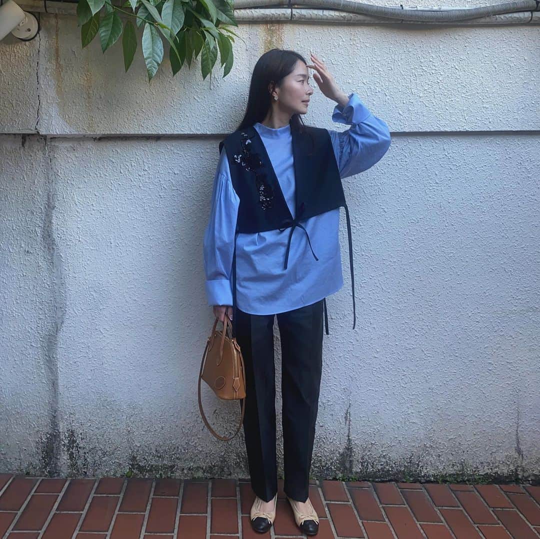 uinoloscaのインスタグラム：「私には珍しいブルーカラーシャツ。撮影時に着用してすごくしっくりきたので🩵 ・ ・ ・ #deresstyle #デレジョ #marge_tokyo  #marni #bolide25 #chanelballerina」