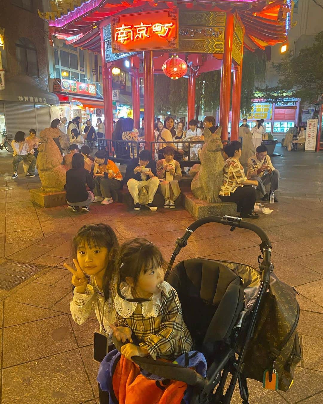 MARIKOさんのインスタグラム写真 - (MARIKOInstagram)「. . 南京町🇨🇳🐼🤍🍴 . . . . . . . . . . #南京町 #神戸 #🇨🇳  #南京町食べ歩き」5月11日 20時48分 - marichi.1010