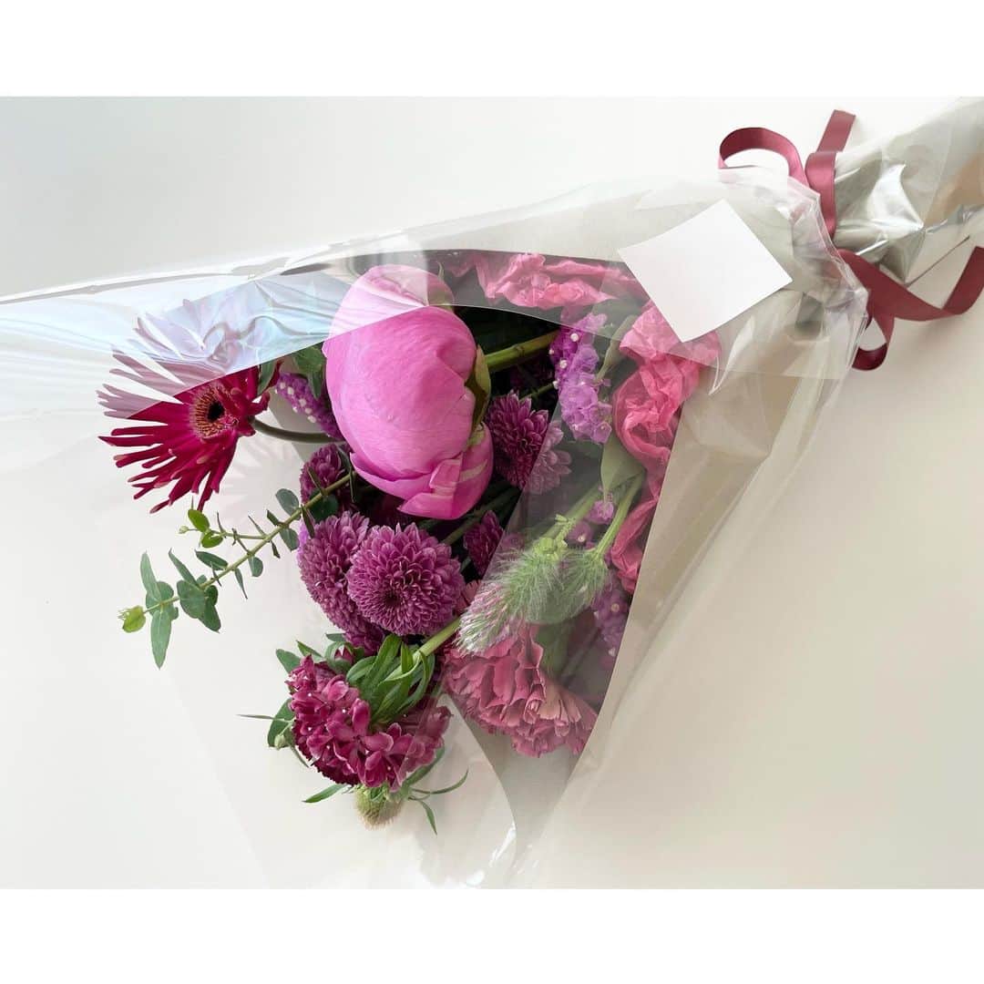 kumiのインスタグラム：「付き合った記念日💐  毎年恒例の花束を眺めては なんとも温かい気持ちがじわぁ〜っと。  これからも助け愛🫶🏻想い愛🫶🏻を大切にすごそう😌♡  息子中心のドタバタの日々だけど 小さなありがとうを逃さないようにしたいな🐳＊  #記念日」