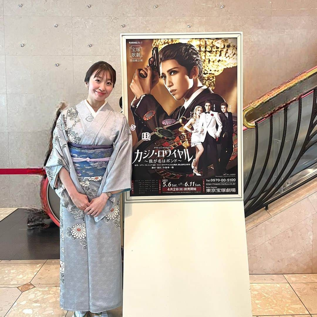 山田友美のインスタグラム：「真風ボンドみてきました💜  ああ、これで本当に最後なんだ、、、しっかり目に焼き付けよう😭と観劇しました。  小池先生もパンフで太鼓判おしてたほど相性抜群マカカノ、居てくれて当たり前だと思っていたみんなのスッシーさん、イケメンお兄さんしどりゅー、、、  宙組ご贔屓にとって今回の退団メンバーはつらいです… お歌を聞いて何度もジーンときました…  退団が多いと特に、あぁ当たり前なんてないんだなぁ 一回一回が本当に宝物なんだなあと…しみじみ思うのです。  💜激推し推しキキちゃんに関して💜 お歌と演技の表現力がどんどん凄くなるのは素人目でも分かるくらい… どれほどの努力をされたんだろう…そう思うたびに私も頑張らないと！！と思うのです！！  一番大きな羽を背負う日が待ちきれないですし、新生宙組がどんな雰囲気になるか今から楽しみです！  💜大応援！りっつくん💜 地元のバレエスクールが一緒でしたので初舞台の頃から駆けつけています。めきめきとご自身の存在感、歌唱力を武器に前に前に進む姿は、いつも私の生きる気力になってくれます！！ これだから宝塚はやめられない… ずっと応援しています！！  💜お着物について💜 どうしても宙組カラーを身に付けたかったけれど藤色は実家にあるため…帯締めと帯揚げに宙組カラーを入れました✨  東京に来てから一度も袖を通していなかったブルーのお着物  新調したモネのアート帯と合うかな？花×花　だし、ブルー×ブルー　でごちゃごちゃしないか心配だったけれど、  これが着物ってすごい！ なんなくまとまりました！ どうかな？？😁💕  お太鼓部分も今日は綺麗に作れたし、背中も割とピシッとできたし、一日中歩いてたけど着崩れなかった！ 大変よく出来ました💮🌸 まだ両手に収まるほどしか着てないけど成長が見えて嬉しい〜  YouTube見て着付け覚えたので、やってみたいなあ〜と思った方、大丈夫！ 意外と出来ますよ💕笑  さて、来週も観劇です 今夜は余韻に浸ります…💜  #宙組#宝塚#宝塚観劇#宝塚歌劇団 #真風涼帆  さま#潤花　さま#幸せをありがとう#芹香斗亜　さま#桜木みなと　さま#若翔りつ  さま#お出かけ#日比谷#フリーアナウンサー#山田友美」