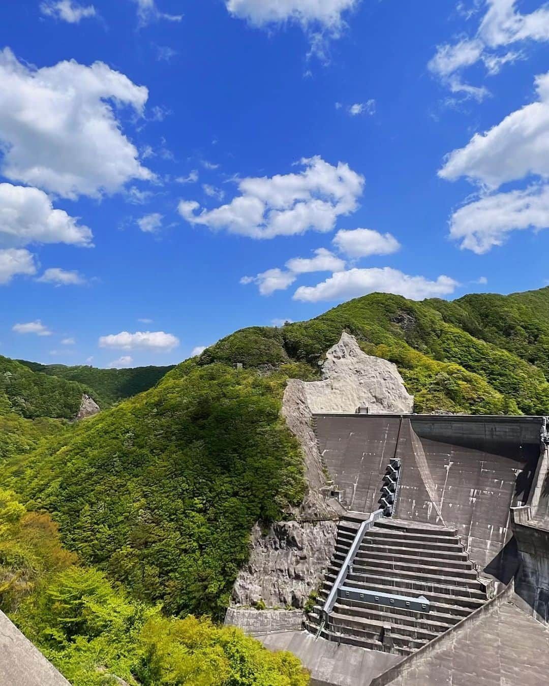 西原有紀さんのインスタグラム写真 - (西原有紀Instagram)「𝕐𝕦𝕕𝕒 𝔻𝕒𝕞🏞️  ✳︎ ✳︎  ✳︎   今年も帰省先で、たくさんパワーチャージできました🙏  ✳︎  岩手の自然やみんなに感謝👏✨  ✳︎ ✳︎ ✳︎  #湯田ダムカレー #春 #GW #帰省 #岩手 #観光 #自然 #緑 #花 #風景 #景色 #ダム #ダム女子 #ハート空 #ハート雲 #goodluck #東京とのギャップにまだ慣れないw #毎日奮闘中🔥」5月11日 20時51分 - u_ki0211