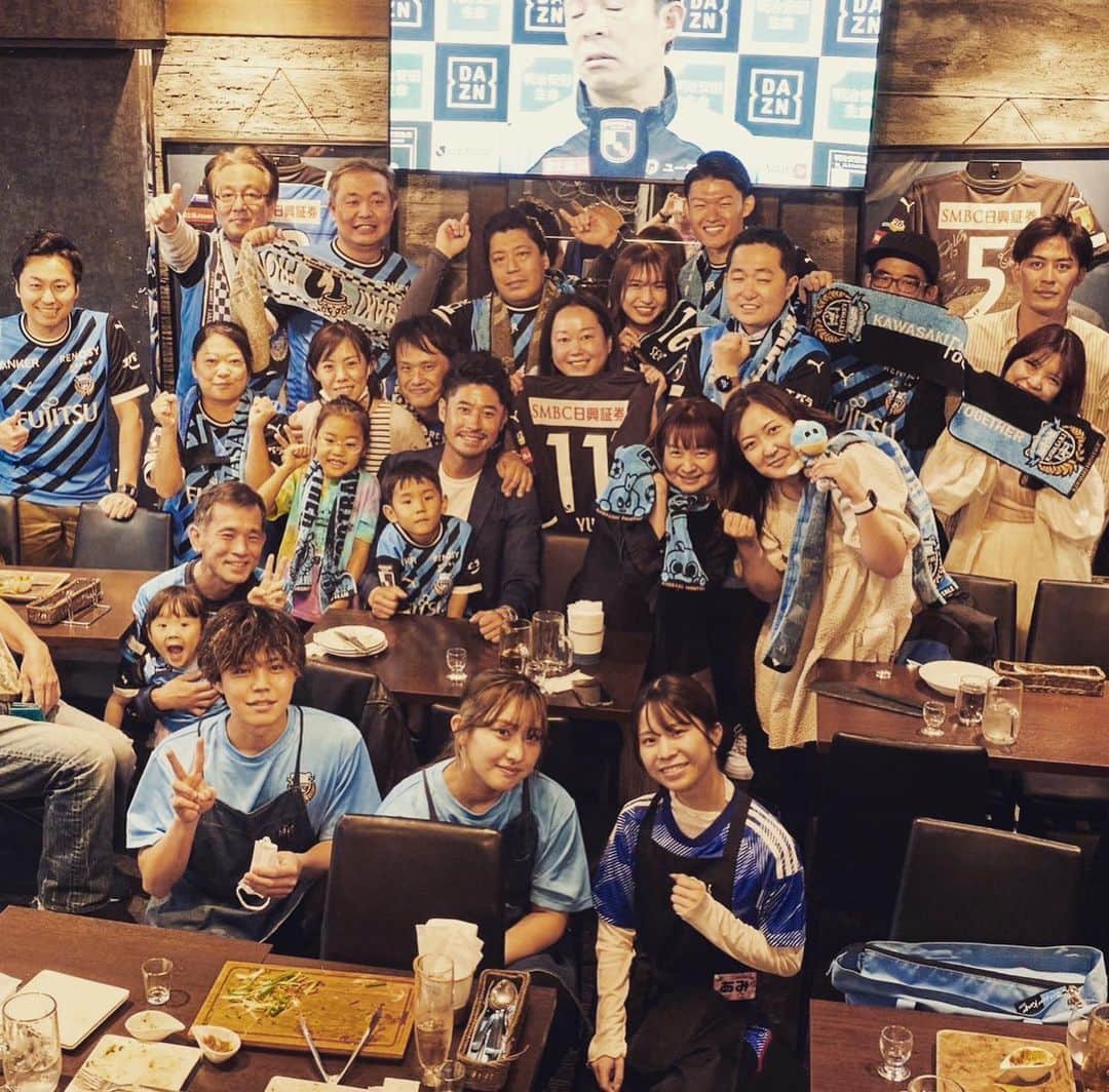 田中裕介さんのインスタグラム写真 - (田中裕介Instagram)「『2023 GW』  ゴールデンウィークが終わり、 少し落ち着いたので振り返りを。  GWと言えば選手時代はサッカーの試合があり、休みを取る事もほぼなかったように思います。  今年はリフレッシュもかねて 山へキャンプをしに🏕行ってきました！  場所は山梨県の 『FUJI GATEWAY』 @fuji_gateway  #fujigateway   4月29日（土）にスタートした「FUJI GATEWAY」は、ビームスとアミューズの地域総合プロデュース共同プロジェクトにおける第一弾企画で、エリア内にある建物やスペースを活用しながら、キャンプやイベント、アクテビティなどができる体験型アドベンチャー拠点です。  今回は富士山の麓でBBQやキャンプファイヤーを楽しみました✨🍖🔥  非常に魅力的な施設でどんな世代の方でも楽しめるなと感じました‼︎👍次の旅行先の候補に是非💨  キャンプの後は仕事。 株式会社MIXI様の運営するアプリ『Fansta』川崎フロンターレvs京都サンガF.C.戦のイベントに参加させて頂きました⚽️  試合を解説しながら、フロンターレの話題を サポーターの方々と話しました。 試合展開はロスタイムに劇的な展開が！！！ アバンテをサポーターの方達と 一緒に歌う貴重な機会となりました😆 #fansta  #フロンターレ   最後は駒沢公園で行われていた 『CRAFT GYOZA FES TOKYO 2023』へ🥟  チームのオフィシャルサプライヤーの @newerajapan さんのカッコいいTシャツと帽子を身につけて長蛇の列に並び餃子を食べる事を楽しみました✨  家でのんびりするGWもいいですが、アクティブに活動したGWも最高でした！！！  #大人のGW #2023 #たまにはプライベートな投稿も」5月11日 20時54分 - yusuketanaka_official