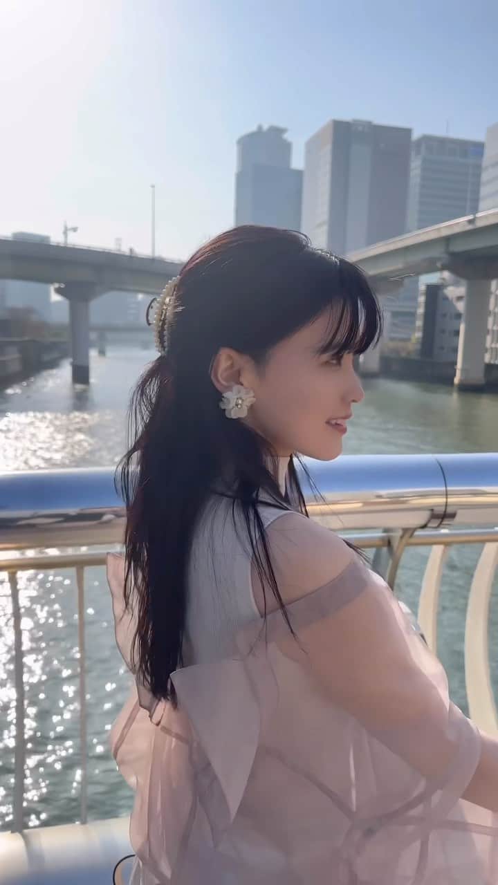 のインスタグラム：「. 動画撮ってたら 途中で日差しがめちゃくちゃ綺麗やったの〜！ . . #오오티 #패션 #맞팔 #일상 #데일리룩 #撮影#model#モデル #salonmodel #撮影モデル#おしゃれさんと繋がりたい #オシャレさんと繋がりたい #撮影依頼受付中#関西サロンモデル#関東サロンモデル #ポートレート #被写体モデル #自撮り女子 #大阪サロンモデル #大阪サロモ #黒髪女子 #흑발 #黑发 #머리 #snidel #frayid #シアーシャツ #スタバ #彼女感」