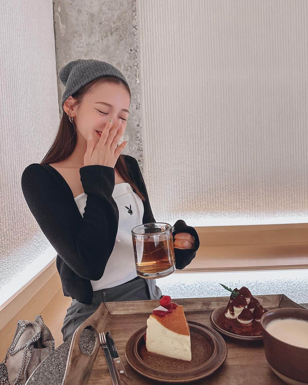 引地裕美さんのインスタグラム写真 - (引地裕美Instagram)「旅行中は殆ど雨だったから #みんちゃんカフェ巡り ☕️in韓国✈️🇰🇷🩵してました😛笑  明洞のケーキの美味しいカフェを検索🔍 @creamchic_official に辿り着いたよ🍰💓  ケーキ美味しかったしお店も可愛かった🥰  #ゆうみ服 🧺 #韓国旅行 #韓国カフェ #無機質カフェ #明洞カフェ #korea #seoul #카페스타그램  #ヘアアレンジ #hairarrange #UMine #japan #옷스타그램 #데일리룩 #코디스타그램 #每日穿搭 #일본 #얼스타그램 #照片 #粉我 #japanesegirl」5月11日 20時55分 - yuumihikichi