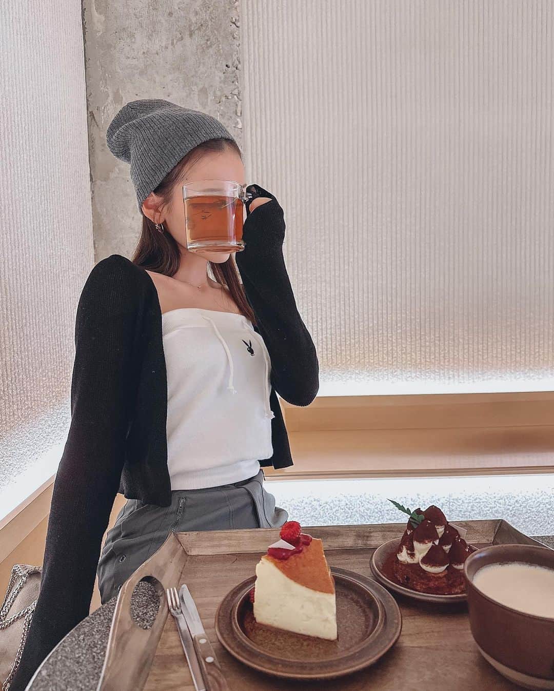 引地裕美のインスタグラム：「旅行中は殆ど雨だったから #みんちゃんカフェ巡り ☕️in韓国✈️🇰🇷🩵してました😛笑  明洞のケーキの美味しいカフェを検索🔍 @creamchic_official に辿り着いたよ🍰💓  ケーキ美味しかったしお店も可愛かった🥰  #ゆうみ服 🧺 #韓国旅行 #韓国カフェ #無機質カフェ #明洞カフェ #korea #seoul #카페스타그램  #ヘアアレンジ #hairarrange #UMine #japan #옷스타그램 #데일리룩 #코디스타그램 #每日穿搭 #일본 #얼스타그램 #照片 #粉我 #japanesegirl」