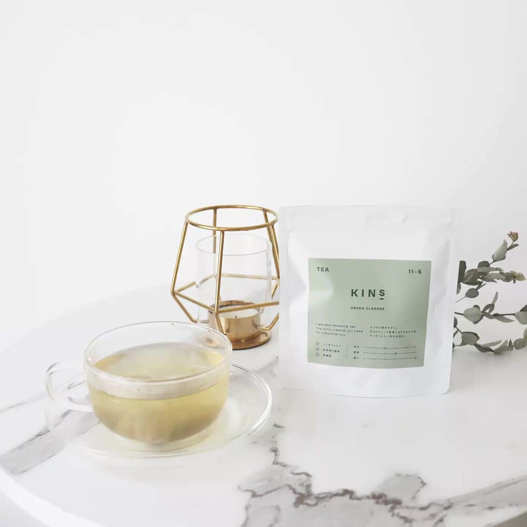 Eri Satoのインスタグラム：「【🍵KINS TEA🍵】 · KINS、ついにお茶まで···！！！ @yourkins_official · スキンケアアイテムやサプリに定評のあるKINSだけど、実はお茶もあるの😳💞 · 私が頂いたのは ☑GREEN CLEANSE 飲みやすくておいしかった～🥰 他にも ☑CACAO RELAX ☑ROOIBOS BEAUTY があるよ！ 乳酸菌やオリゴ糖が配合されたお茶なんです。 14日まで、母の日キャンペーンで 送料&ラッピングが無料みたいなのでぜひ🌹 · 地震に雷にびっくりしちゃう1日でしたね😳 皆さん大丈夫でしたか？？？ · · #kins  #kinsTEA #お茶 #緑茶#紅茶#ルイボスティー#乳酸菌#菌ケア#さとえりスタイリング」