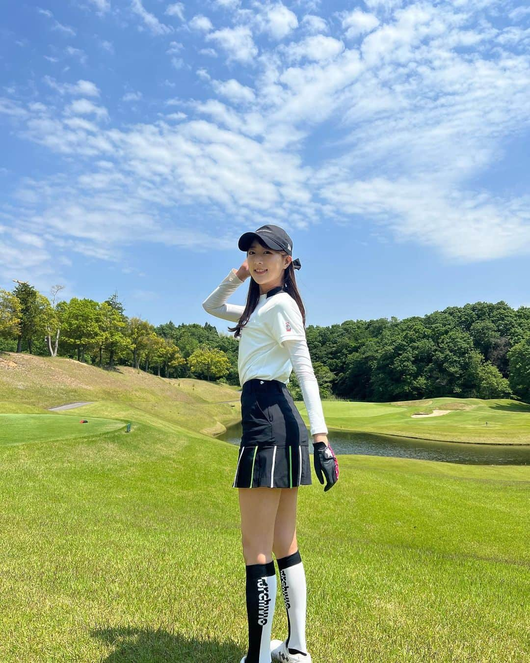 佐々木もよこさんのインスタグラム写真 - (佐々木もよこInstagram)「久々にラウンドに行けました😍⛳️  もう何度も雨で涙の中止が連続していたけど、今日は最高のゴルフ日和の中楽しくプレーできました🩷  しかも！  ベストスコア更新できました🥹✌️  やっぱり練習場に通っていたのは意味があった…😭  スコア的には微々たる進歩でお恥ずかしいのでまだ明かせませんがw 自分の中で確かな成長を感じられてとっっても満足🥺❤️❤️  修正ポイントも見つかったし！  いいぞ！もよこ！🫶🫶  は〜最高でした🥰💕💕  かわいいウエアでテンションもあがりっぱなし！→ @archivio.official   いい一日でした！🦦🌿✨  早くまた行きたい、、、！  #ゴルフ#ゴルフウェア #ゴルフコーデ #ゴルフスイング動画 #ゴルフ女子 #アルチビオ#archivio#golf」5月11日 20時55分 - moyoko_atom