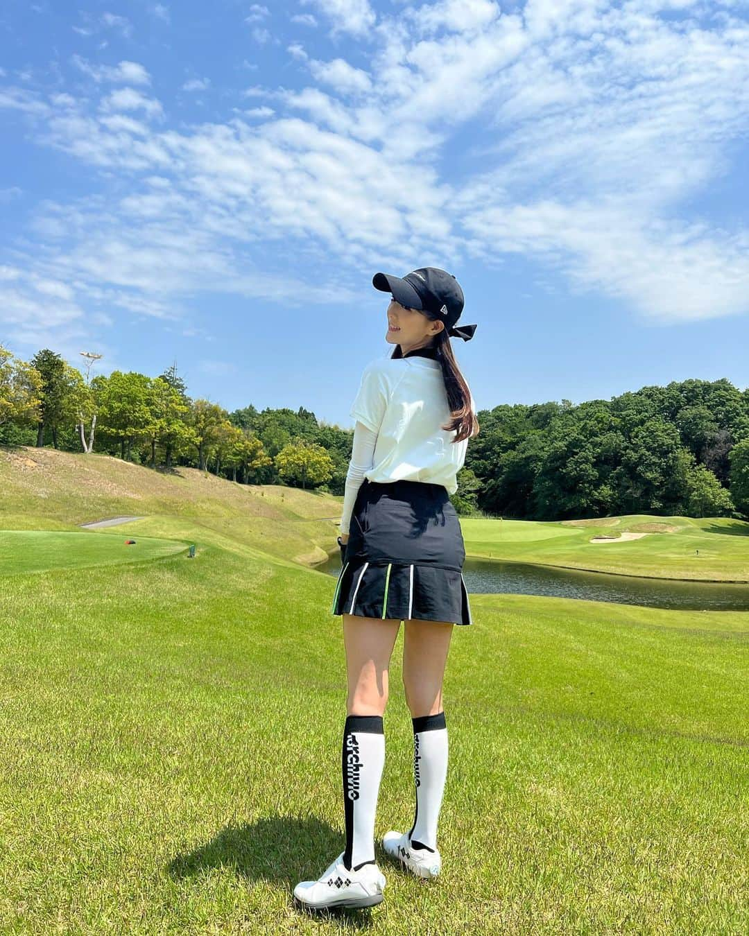 佐々木もよこさんのインスタグラム写真 - (佐々木もよこInstagram)「久々にラウンドに行けました😍⛳️  もう何度も雨で涙の中止が連続していたけど、今日は最高のゴルフ日和の中楽しくプレーできました🩷  しかも！  ベストスコア更新できました🥹✌️  やっぱり練習場に通っていたのは意味があった…😭  スコア的には微々たる進歩でお恥ずかしいのでまだ明かせませんがw 自分の中で確かな成長を感じられてとっっても満足🥺❤️❤️  修正ポイントも見つかったし！  いいぞ！もよこ！🫶🫶  は〜最高でした🥰💕💕  かわいいウエアでテンションもあがりっぱなし！→ @archivio.official   いい一日でした！🦦🌿✨  早くまた行きたい、、、！  #ゴルフ#ゴルフウェア #ゴルフコーデ #ゴルフスイング動画 #ゴルフ女子 #アルチビオ#archivio#golf」5月11日 20時55分 - moyoko_atom