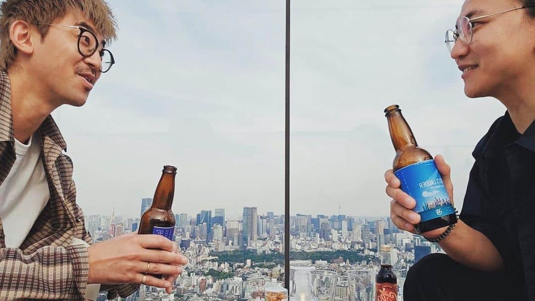上村翔平さんのインスタグラム写真 - (上村翔平Instagram)「🌃THE ROOF SHIBUYA SKY🌉  今日は画家の友人と夢を語り合う会。  渋谷スカイ。 やっと訪れる事ができた。  鳥よりも高い目線で パノラマ東京を眺め オリジナルクラフトビールで乾杯。  故郷を離れ 東京に来て10年目。  一周回ってもう一度 心意気と魂をこの景色が 思い出させてくれた。  ※お酒は20歳以上から🍶 ※THE ROOF SHIBUYA SKYは未成年の方の来場は同伴含めお断りさせていただいております。  @shibuya_sky   #渋谷スカイ #shibuyasky #渋谷スクランブルスクエア #THEROOFSHIBUYASKY #Promotion」5月11日 20時56分 - shoheyuemura