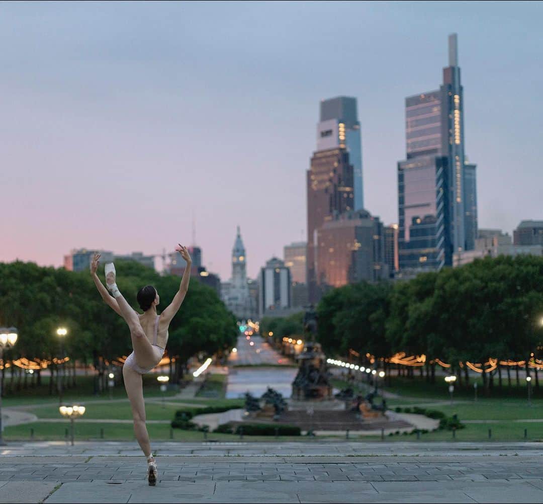 ballerina projectのインスタグラム：「𝐒𝐲𝐝𝐧𝐞𝐲 𝐃𝐨𝐥𝐚𝐧 at the Philadelphia Museum of Art.   @sydney_dolan_ballet #sydneydolan #ballerinaproject #philadelphiamuseumofart #philadelphia #ballerina #ballet #dance #sunrise   Ballerina Project 𝗹𝗮𝗿𝗴𝗲 𝗳𝗼𝗿𝗺𝗮𝘁 𝗹𝗶𝗺𝗶𝘁𝗲𝗱 𝗲𝗱𝘁𝗶𝗼𝗻 𝗽𝗿𝗶𝗻𝘁𝘀 and 𝗜𝗻𝘀𝘁𝗮𝘅 𝗰𝗼𝗹𝗹𝗲𝗰𝘁𝗶𝗼𝗻𝘀 on sale in our Etsy store. Link is located in our bio.  𝙎𝙪𝙗𝙨𝙘𝙧𝙞𝙗𝙚 to the 𝐁𝐚𝐥𝐥𝐞𝐫𝐢𝐧𝐚 𝐏𝐫𝐨𝐣𝐞𝐜𝐭 on Instagram to have access to exclusive and never seen before content. 🩰」