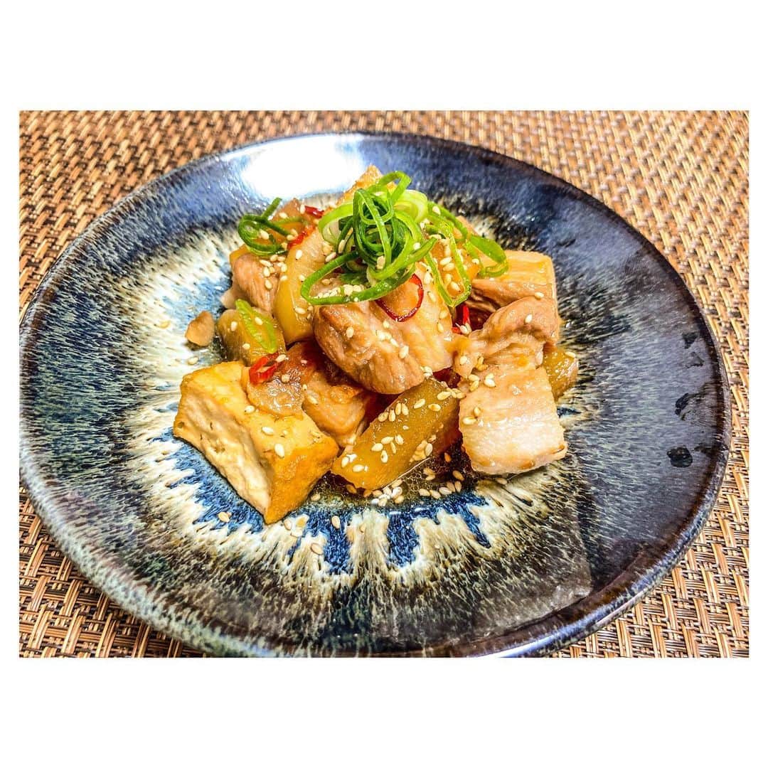 江口雅也のインスタグラム：「本日の御献立 ・玄米 ・味噌汁 ・豚の角煮 ・大葉とチーズのササミ巻き ・出汁巻き玉子  丁寧な気持ちは料理にも人にも使った方がいい。 『わざわざ』を大切に。  #cooking  #cook #japanesefood  #料理男子 #自炊男子 #豚の角煮 #だしまきたまご  #小石原焼き #高取焼 #福岡」