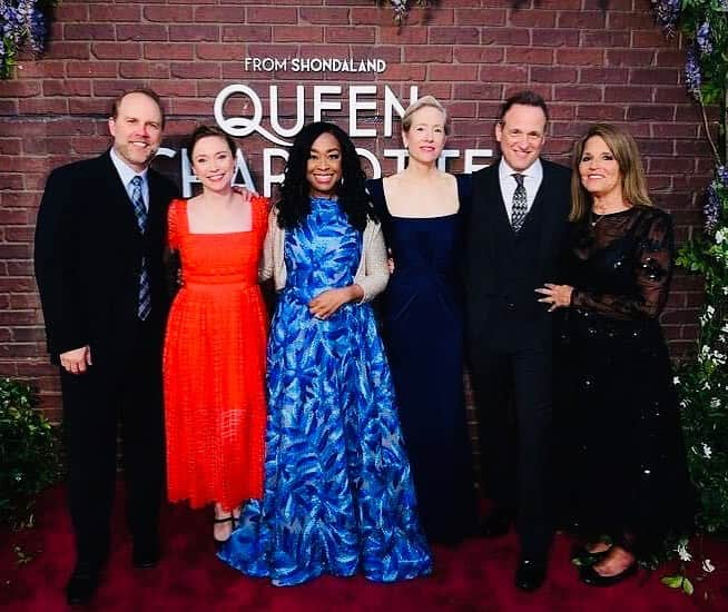 トム・ベリカのインスタグラム：「Ultimate creative partners in #QueenCharlotte, @bridgertonnetflix and the world of @shondaland! This crew right here! #DreamTeam @shondarhimes @beersbetsy @alisoneakle @smallworldgal345 #ScottCollins」