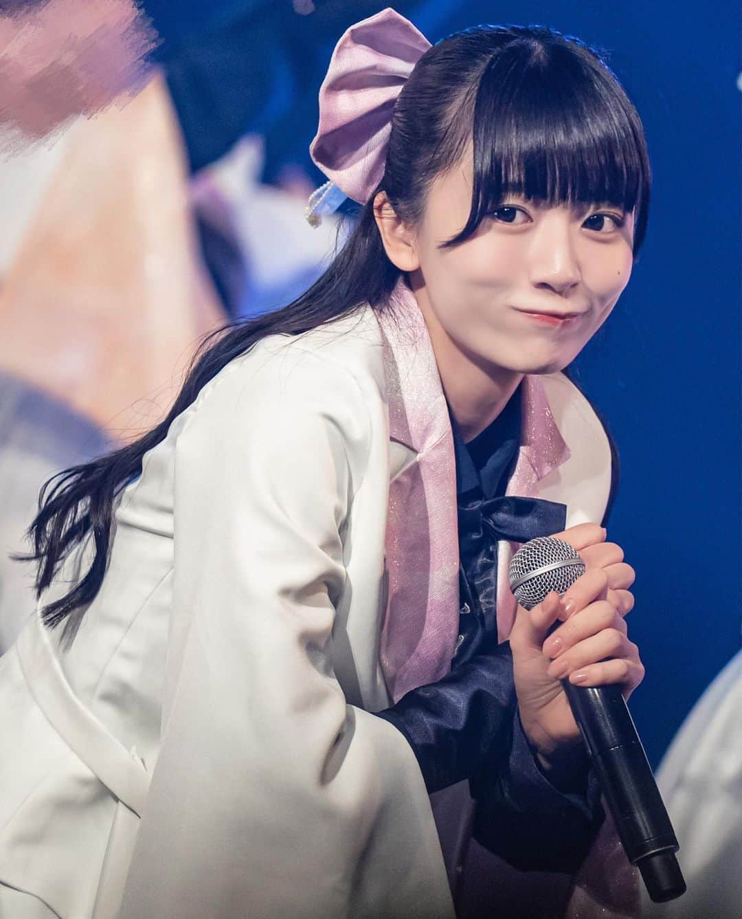 橋本美桜のインスタグラム：「新衣装キラキラしてて可愛い  #アイドル #IDOL #偶像 #パッツン前髪 #ロングヘア  #黒髪 #黒髪ロング #巻き髪 #ハーフアップ #アイドル衣装 #衣装 #ピンク #リボン #ライブ  #ライブ写真 #ootd」