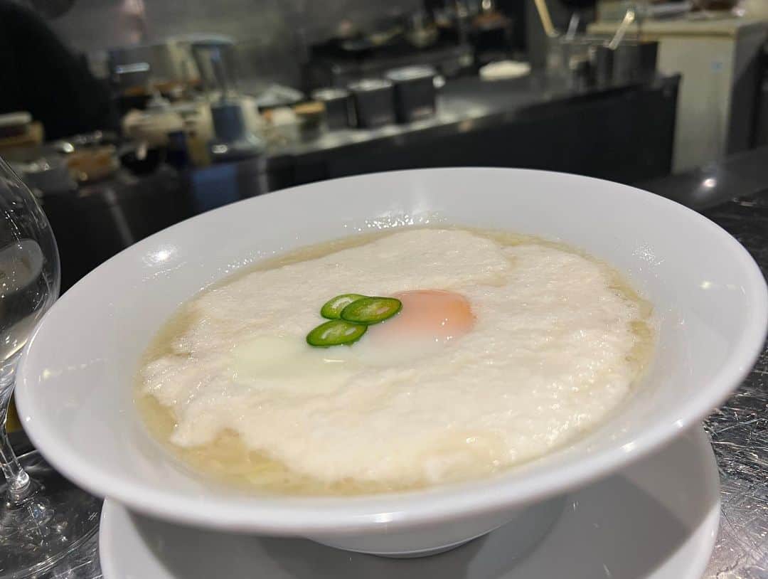 本谷亜紀のインスタグラム：「沖縄で念願のかでかる飲み！！沖縄のラーメンラバーたちがこぞっておいしいと豪語する。ラーメンの美味しさは元々知ってて、ラーメンだけなら2回行った事あったけど！！ ㅤㅤㅤㅤㅤㅤㅤㅤㅤㅤㅤㅤㅤ 焼きワンタンや皿ワンタン、辛いワンタンなどなどを楽しみ！！豊富な麺メニューを堪能！この日はもやしそば、とろろが乗っている豚骨ラーメン、冷やし中華と大満足☺️お酒もナチュールワインをボトルで頼んだり、いろんなサワーがあったりと楽しくて美味しい空間でした！！ ㅤㅤㅤㅤㅤㅤㅤㅤㅤㅤㅤㅤㅤ 2店舗あるけど、飲めるのは支那そば かでかる 琉大病院前店です😊沖縄行ったらマストだね！！ タグはもう一つの方のかでかるになってます🙇‍♀️ ㅤㅤㅤㅤㅤㅤㅤㅤㅤㅤㅤㅤㅤ #支那そばかでかる琉大病院前店 #かでかる　#沖縄ラーメン　#冷やし中華  #ラーメン #らーめん #麺スタグラム #つけ麺 #ランチ #中華そば #🍜」
