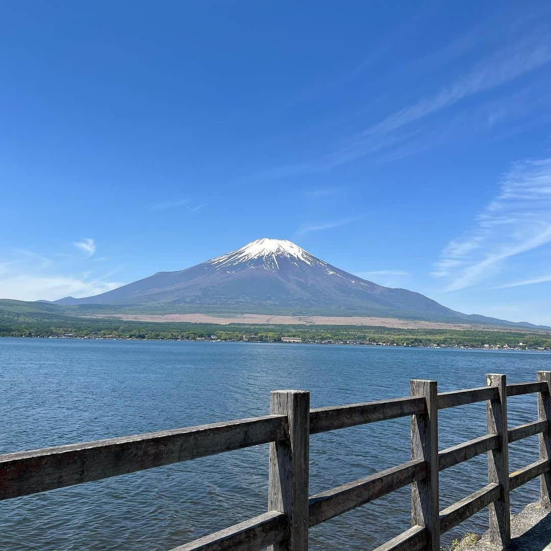 ミズノマリさんのインスタグラム写真 - (ミズノマリInstagram)「🗻 私のGWももう終わり。  今回のお休みでは、 富士山の偉大さを再確認することが出来ました☺️ そのお姿は、 美しくて、力強くて、神秘的で… 何しろカッコいい🗻 そして、 山中湖や忍野八海、 北口本宮富士浅間神社など、 世界文化遺産の富士山の構成遺産を巡り、 たくさんパワーをいただきました✨  しばらくは、 パワーがみなぎってうるさそう😝  #富士山」5月11日 21時05分 - mari_mizuno