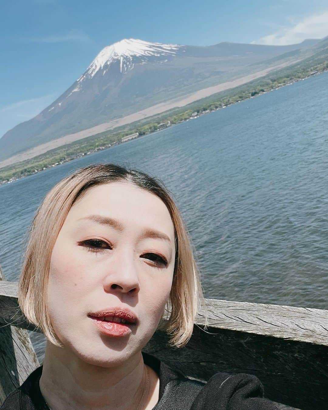ミズノマリさんのインスタグラム写真 - (ミズノマリInstagram)「🗻 私のGWももう終わり。  今回のお休みでは、 富士山の偉大さを再確認することが出来ました☺️ そのお姿は、 美しくて、力強くて、神秘的で… 何しろカッコいい🗻 そして、 山中湖や忍野八海、 北口本宮富士浅間神社など、 世界文化遺産の富士山の構成遺産を巡り、 たくさんパワーをいただきました✨  しばらくは、 パワーがみなぎってうるさそう😝  #富士山」5月11日 21時05分 - mari_mizuno