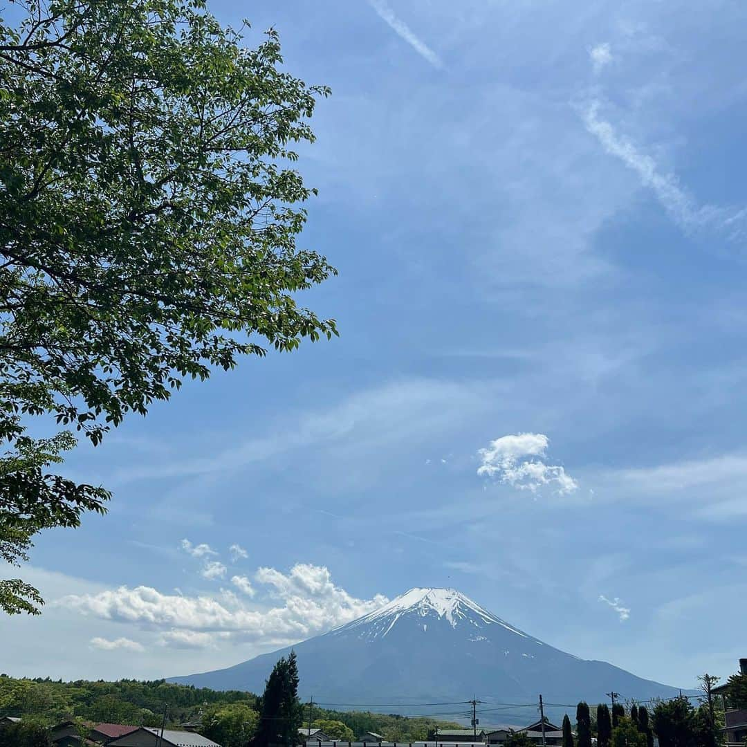 ミズノマリさんのインスタグラム写真 - (ミズノマリInstagram)「🗻 私のGWももう終わり。  今回のお休みでは、 富士山の偉大さを再確認することが出来ました☺️ そのお姿は、 美しくて、力強くて、神秘的で… 何しろカッコいい🗻 そして、 山中湖や忍野八海、 北口本宮富士浅間神社など、 世界文化遺産の富士山の構成遺産を巡り、 たくさんパワーをいただきました✨  しばらくは、 パワーがみなぎってうるさそう😝  #富士山」5月11日 21時05分 - mari_mizuno