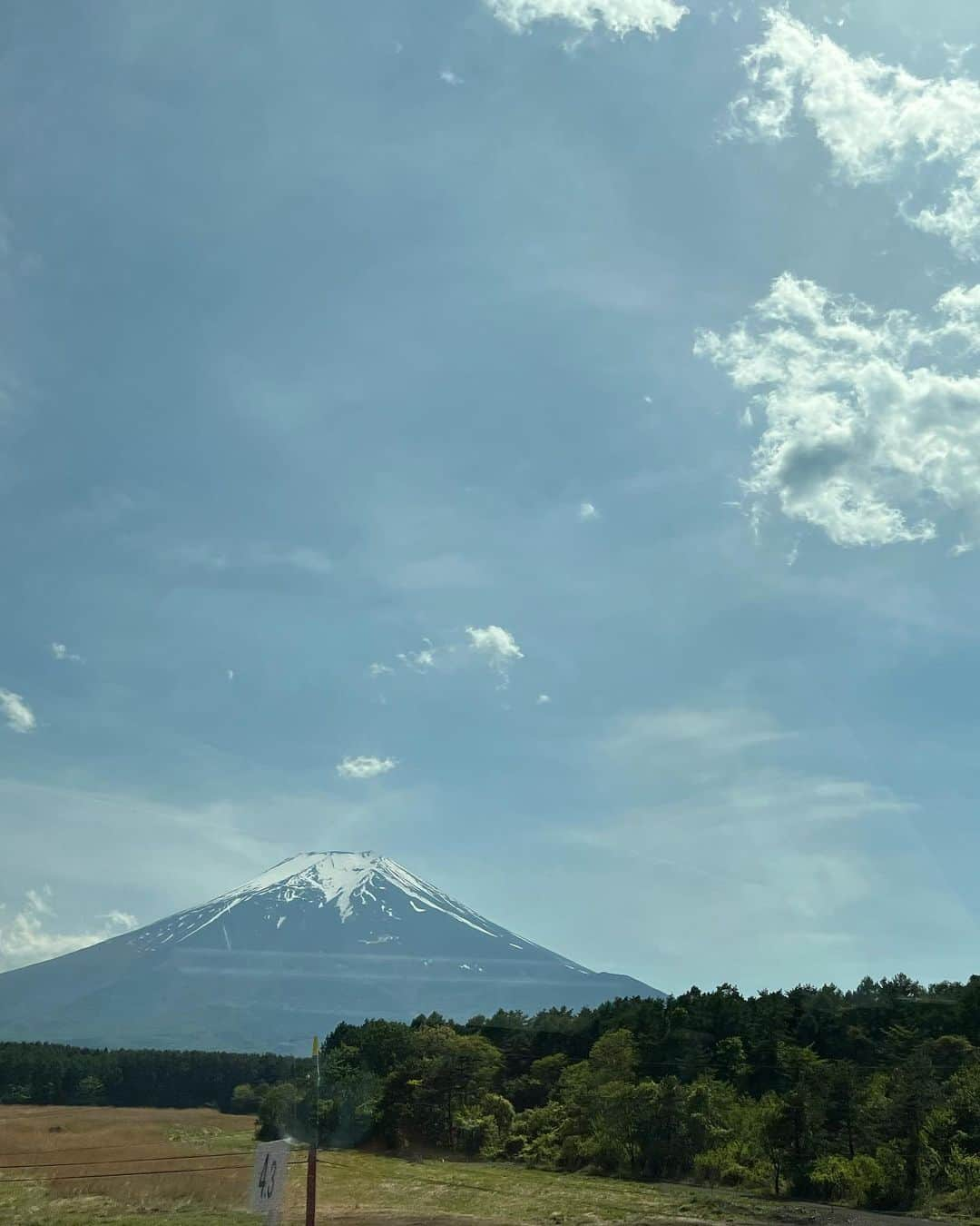 ミズノマリさんのインスタグラム写真 - (ミズノマリInstagram)「🗻 私のGWももう終わり。  今回のお休みでは、 富士山の偉大さを再確認することが出来ました☺️ そのお姿は、 美しくて、力強くて、神秘的で… 何しろカッコいい🗻 そして、 山中湖や忍野八海、 北口本宮富士浅間神社など、 世界文化遺産の富士山の構成遺産を巡り、 たくさんパワーをいただきました✨  しばらくは、 パワーがみなぎってうるさそう😝  #富士山」5月11日 21時05分 - mari_mizuno