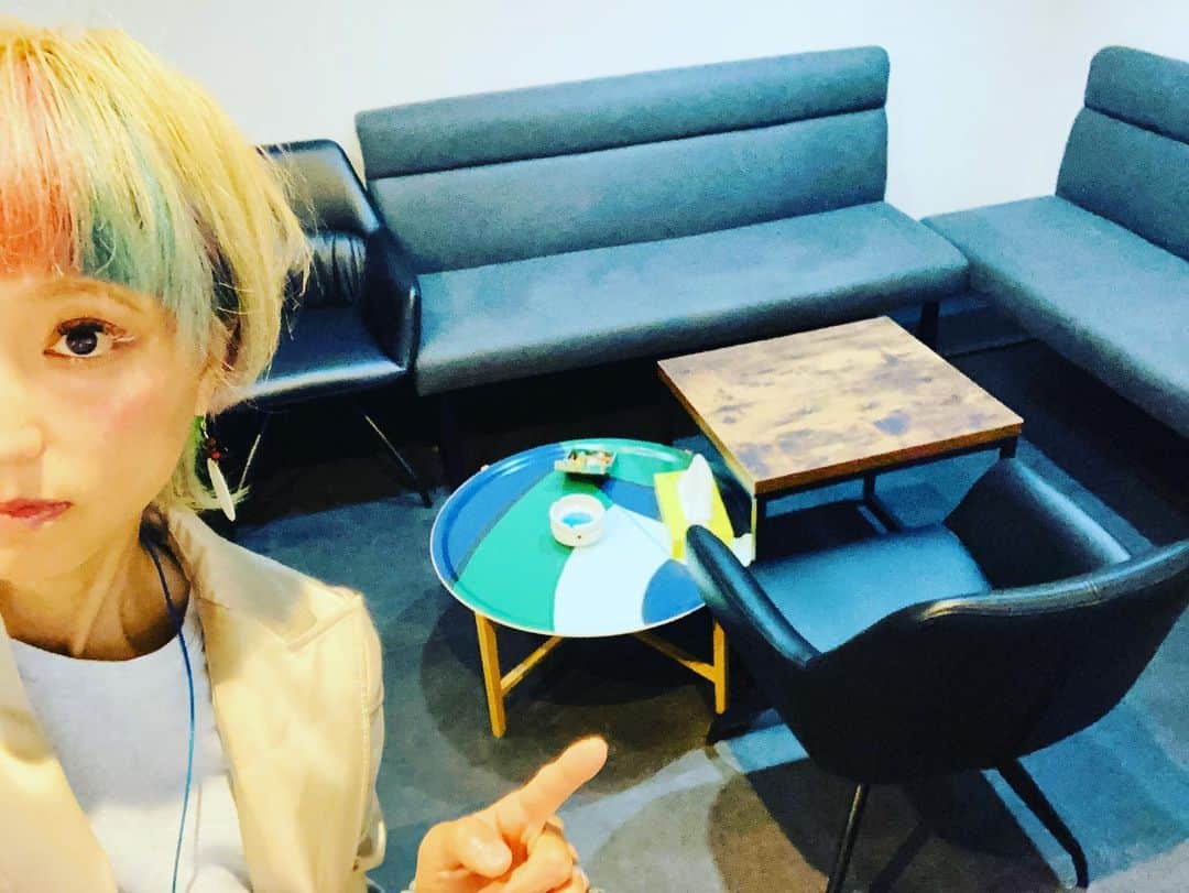 荒木桃園さんのインスタグラム写真 - (荒木桃園Instagram)「可愛い💛💚💚💚💚 一目惚れ💕した 『marimekko』 のローテーブル✨  桃の空間も変わりました🍑 ✨  あるお客様に 『麻雀できるやん🀄 ✨』とか言われましたが、、‪𐤔𐤔‬  とても可愛くて気に入っています💙✨✨✨  そして、玄関入ってすぐの段差‼️ 自分で金を施しました‪𐤔𐤔‬(〃艸〃)( *´艸`)✨  夏バージョンの空間になってきました🌟🌟🌟 皆様のご来店心よりお待ちしております💛✨  #且坐喫酒桃 #プールスコート通り #チャクラが元気になるお茶とお食事」5月11日 21時05分 - araki_toen