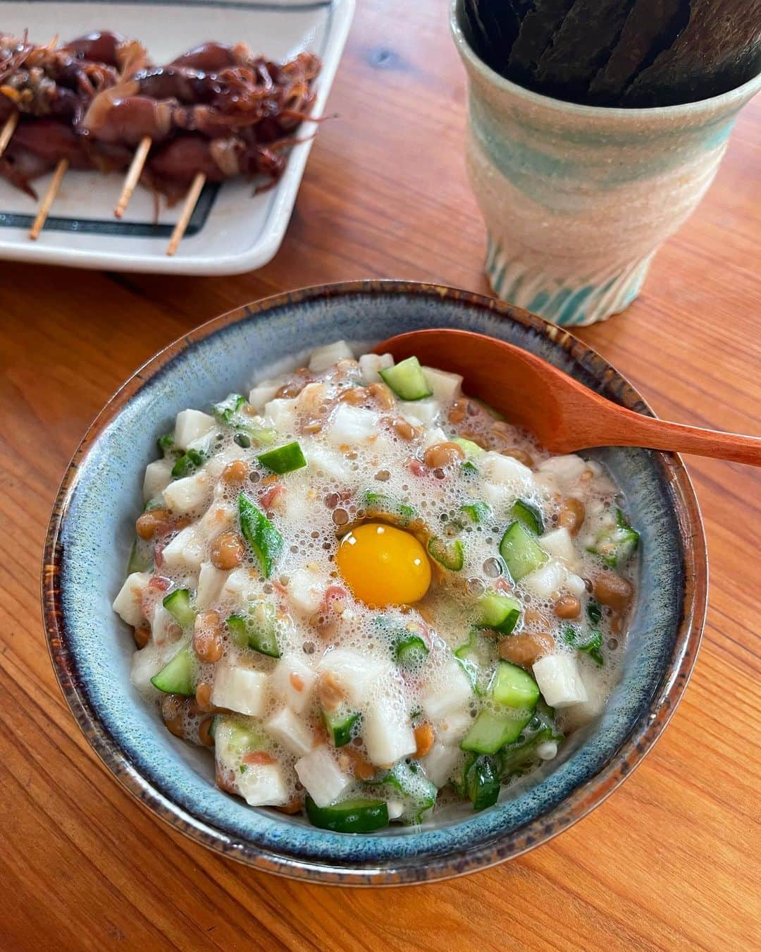 吉野千穂さんのインスタグラム写真 - (吉野千穂Instagram)「千穂飯🌿『ねばねば海苔手巻き』  ねばねば食材を混ぜて海苔に巻いて食べる さっぱりだけどついつい手が伸びちゃう そんな一品です😋  長芋、きゅうり、納豆、 納豆のたれ、梅干し、しょうゆを混ぜて 最後にうずらをトッピングしました🌿  長芋ときゅうりは7mm角くらいに切って 梅干しは種を取り除いて包丁で叩いてます♪  長芋ときゅうりがシャキシャキ食感で それもおいしさのポイント😊  たくさん作って 残りはごはんにかけるのもおすすめ🍚  #千穂飯#おうちごはん#おうち居酒屋#おつまみ#おつまみレシピ#家飲み#家飲みおつまみ#千穂飯おつまみ#管理栄養士#フードスタイリスト#海苔巻き#ねばねば#長芋#納豆レシピ#ねばねば丼#うずらの卵#ごはんのおとも#簡単レシピ#簡単おつまみ」5月11日 21時05分 - chiho_yoshino