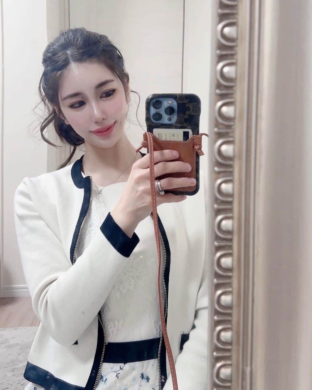 倉岡生夏のインスタグラム：「🥩🚒 ・ GWあけも毎日学校や仕事おうちのことなど1日が充実しすぎていて🤯 ストーリー学校ネタ多くてすみません😂応援してくださって嬉しいです♡  ・ 最近お肉率高くて肉割烹食べに行った時の♪あとはGWの思い出😊消防車🚒博物館たのしかったです♪ ・ ・ ・ おでこだしなよっ♡とかわい子ちゃんに言われて出した日♡笑 ・ ・ ・ ・ #大人可愛いコーデ #大人可愛い #セルフポートレート #消防車博物館 #gw  #ハイフ #小顔になりたい #脱毛サロン #メンズ脱毛 #美肌 #美肌ケア #美容好きな人と繋がりたい #小顔エステ #美肌作り #アラサー美容 #アラサー女子 #アラサーママ #アラフォー美容 #アラフォーコーデ #すっぴんメイク #美白ケア #selfportrait #japanesegirl #emiriawiz  #オルチャンメイク」