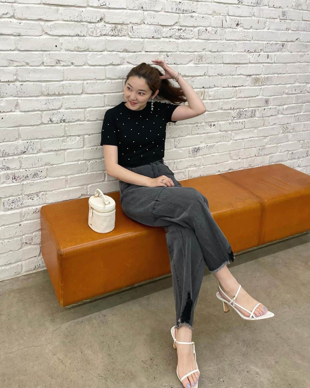 mina hinokuchiのインスタグラム：「. 来週再入荷のパールのチビリブTと新作デニム♡  Tシャツはコンパクトなサイズ感が可愛いのと、パールが可愛い。 個人的にパールが目立つブラック推しです👀  デニムは裾がルーズなコクーン型。 ウエストはジャストなので、変にダボダボしすぎず綺麗に履けます♪ (1(M)サイズ着てます。)  . #Chico #salonbychico #チコ #デニム #デニムコーデ #denim #ブラックコーデ」