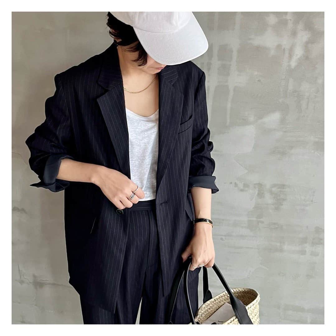 エリオポールのインスタグラム：「2023 Summer Collection  the Ellison JK (bio linen st)  49.500yen / HÉLIOPÔLE   Ref: 13003051012HF Color: Navy Siz: 36. 38  the Editor PT(bio linen Bermuda)  31.900yen / HÉLIOPÔLE   Ref: 13003052066HF Color: Navy Siz: 36. 38  店舗にてお電話による通販対応も承っております。  HELIOPOLE代官山店  03 3770 6438  HELIOPOLE 札幌店  011 209 5455  HELIOPOLE 広島店  082 542 7033   @heliopole_official #HELIOPOLE  #エリオポール」