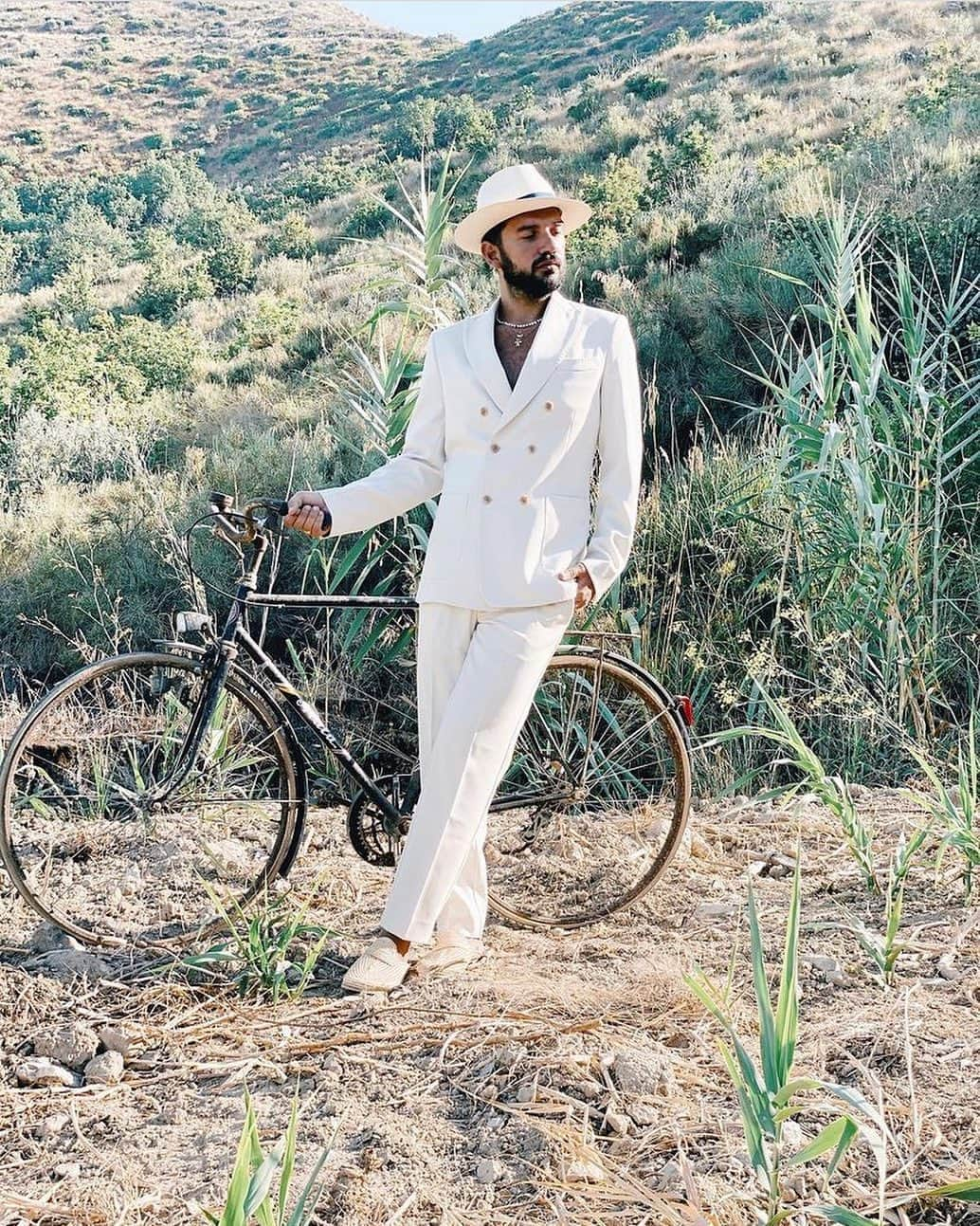 ボルサリーノさんのインスタグラム写真 - (ボルサリーノInstagram)「Heavenly. A captured #pictureperfect style shot of influencer @ragalluccio pairing a gleaming white outfit & classic savvy Borsalino #ss23 Panama hat against an Italian countryside backdrop. Shop this style & more now on www.borsalino.com  #Borsalinohat #hatyourdiversity #stylepostcards #BorsalinoWorld #stylejourney #springessentials #stylishaccessories #stylishinfluencers #Italiansdoitbetter #Madeinitaly #mensstreetstyle #Panamahat」5月11日 21時10分 - borsalino_world