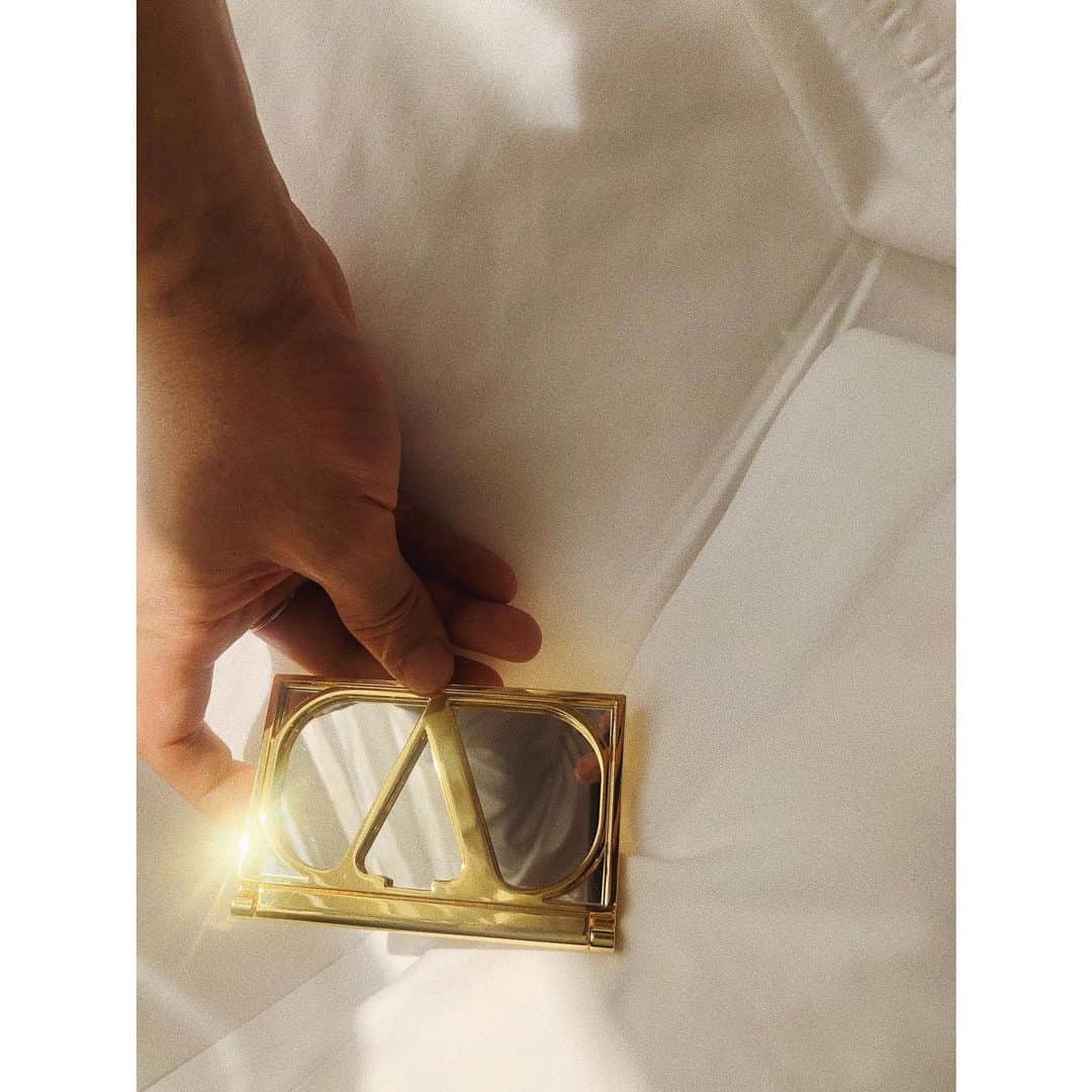 陣内勇人のインスタグラム：「. 最近 Vに反応しがち。 @valentino.beauty   全面ミラーは シルバーとゴールドのコンビネーション。」