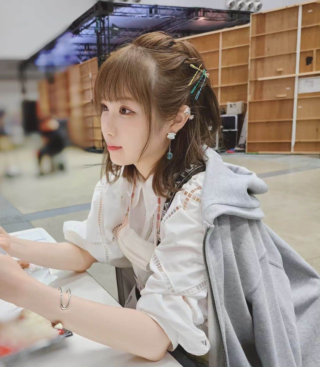 小田桐奈々さんのインスタグラム写真 - (小田桐奈々Instagram)「新潟衣装どうですかー？  2日とも同じ服装なことについてたまにコメントいただくのですが、スタイリストさんに衣装メンテナンスしていただいて2日着てますよおお🥹✨  今回は爽やかスタイル…😍 ヘアはサイド編み込んで衣装に合わせたカラーピンをつけてもらいました可愛い🫶💕  #ポケカCL2023新潟 #ポケカ #ポケモンカード #ななっぷる #衣装」5月11日 21時12分 - odagirinana