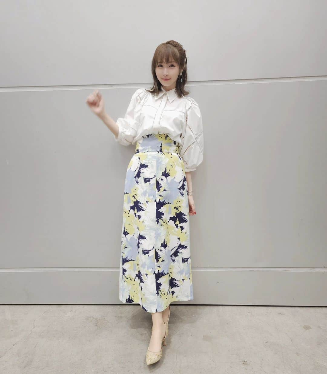 小田桐奈々さんのインスタグラム写真 - (小田桐奈々Instagram)「新潟衣装どうですかー？  2日とも同じ服装なことについてたまにコメントいただくのですが、スタイリストさんに衣装メンテナンスしていただいて2日着てますよおお🥹✨  今回は爽やかスタイル…😍 ヘアはサイド編み込んで衣装に合わせたカラーピンをつけてもらいました可愛い🫶💕  #ポケカCL2023新潟 #ポケカ #ポケモンカード #ななっぷる #衣装」5月11日 21時12分 - odagirinana