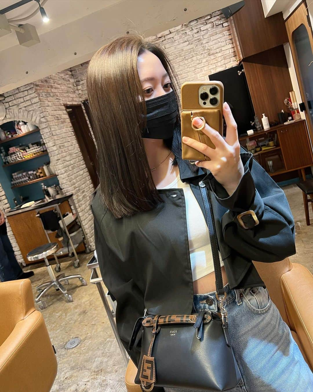 村田莉さんのインスタグラム写真 - (村田莉Instagram)「また髪の毛切りました✂️ 今回は５センチ🤏🏻 ここまで短いのは何年振りだろう！どんどん短くなるw  ライトで少し明るく見えるけど、実際は毛先くらいのトーンです💇🏻‍♀️  最近は巻き髪ほとんどしないので、ストレートでもお洒落な感じで。でも可愛くはしないでほしい。見た目の重たさは残すけど、重たいのは嫌。というワガママオーダーに答えてくれて有難う @ky0suke 🤣🤣🤲🏻✨  #hair #hairstyle #haircolor #헤어 #헤어스타일 #헤어컬러 #ロングヘア」5月11日 21時25分 - murata_mari