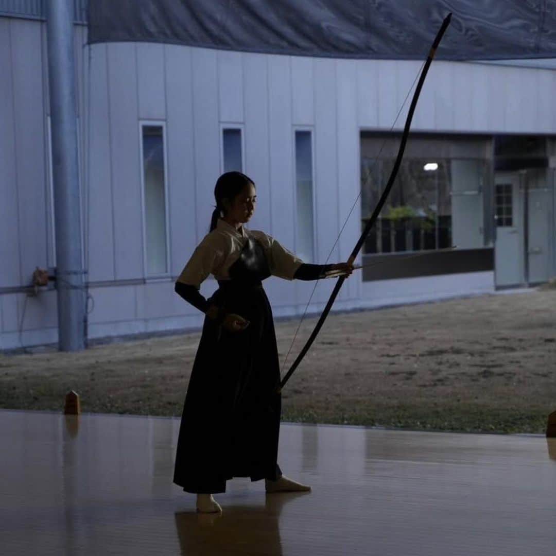 山下萌亜のインスタグラム：「. . .  東京ビジュアルアーツ専門学校 の映像制作　「13月の風」　 に参加させていただきました。  弓道初めて1年 まだまだ至らないとこばかりだけど、この作品に参加できてすごく楽しかったです。 そしてたくさん弓道のことを勉強できました。　 . . #弓道#弓道女子#和弓#kyudo#13月の風#オフショット#萌亜#portraitphotography#asian#モデル #俳優#actress#東京ビジュアルアーツ専門学校」