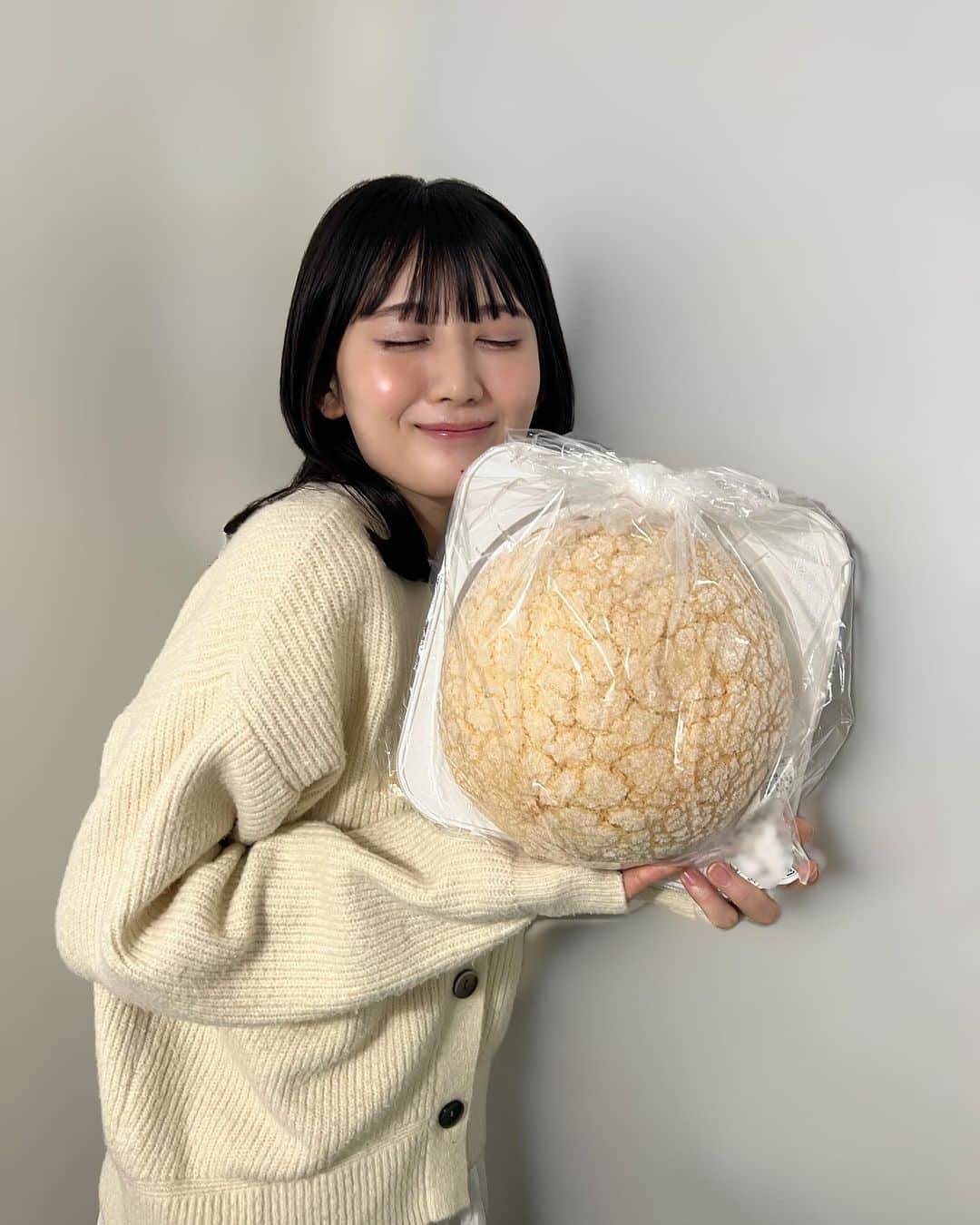 長谷川里桃のインスタグラム：「⁡ メロメロパーンチっ🍈🤍 ⁡ へへ ⁡ ⁡ あのね、このビジュアルに惹かれて 買ったのだけど すっっっっっごくおいしかったの꙳⋆ ⁡ ⁡ あま〜い香りとしっとりもっちりした生地が 最高でした☺️🫶🏻一瞬でぺろりˎˊ˗ ⁡ ⁡ ⁡ みんなはパン屋さんにいったらなにを選びますか？☻」